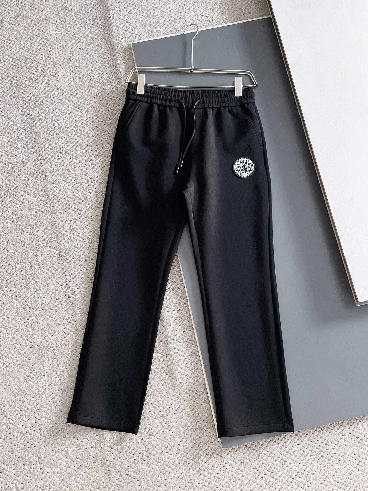 NO:625096,Versace's 2025 Autumn and Winter Men's Clothing Counter official website new product air layer cotton. The popular fabric is super popular and recommended. The must-have men's trousers for autumn and winter are decorated with classic icon embroidery elements on the front. The design interprets the essence of the brand. Casual pants are made of air layer fabric. They are soft and draping, comfortable and breathable, with clear texture and natural cotton feel. Highly recommended!  Size..M-3XL (black and white 2 colors), versace, alexander wang19860909范思哲2025秋冬男装专柜官网新品空气层棉 爆款面料超好人气推荐秋冬必备男士长裤正面饰有经典图标刺绣元素设计诠释品牌精髓,空气层面料休闲裤制成,柔软垂顺,舒适透气、纹理清晰、棉感自然,强烈推荐！尺码..M-3XL(黑白2色),,versace,alexander wang,Men's clothing