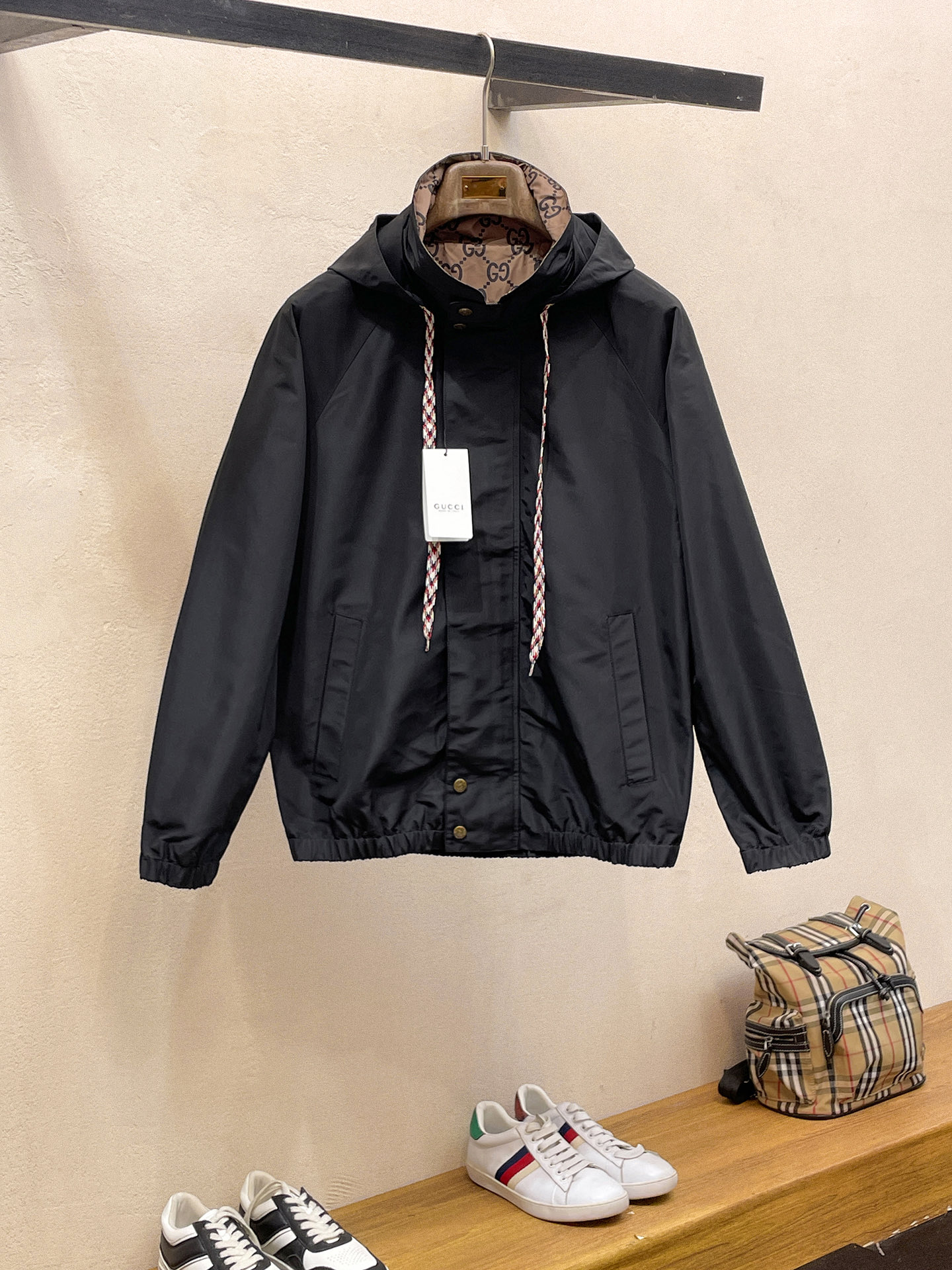 古驰 2025 秋冬 新款爆款专柜新款休闲时尚夹克 超前卫设计风格 细腻舒适 穿着非常轻便不易起皱。多重