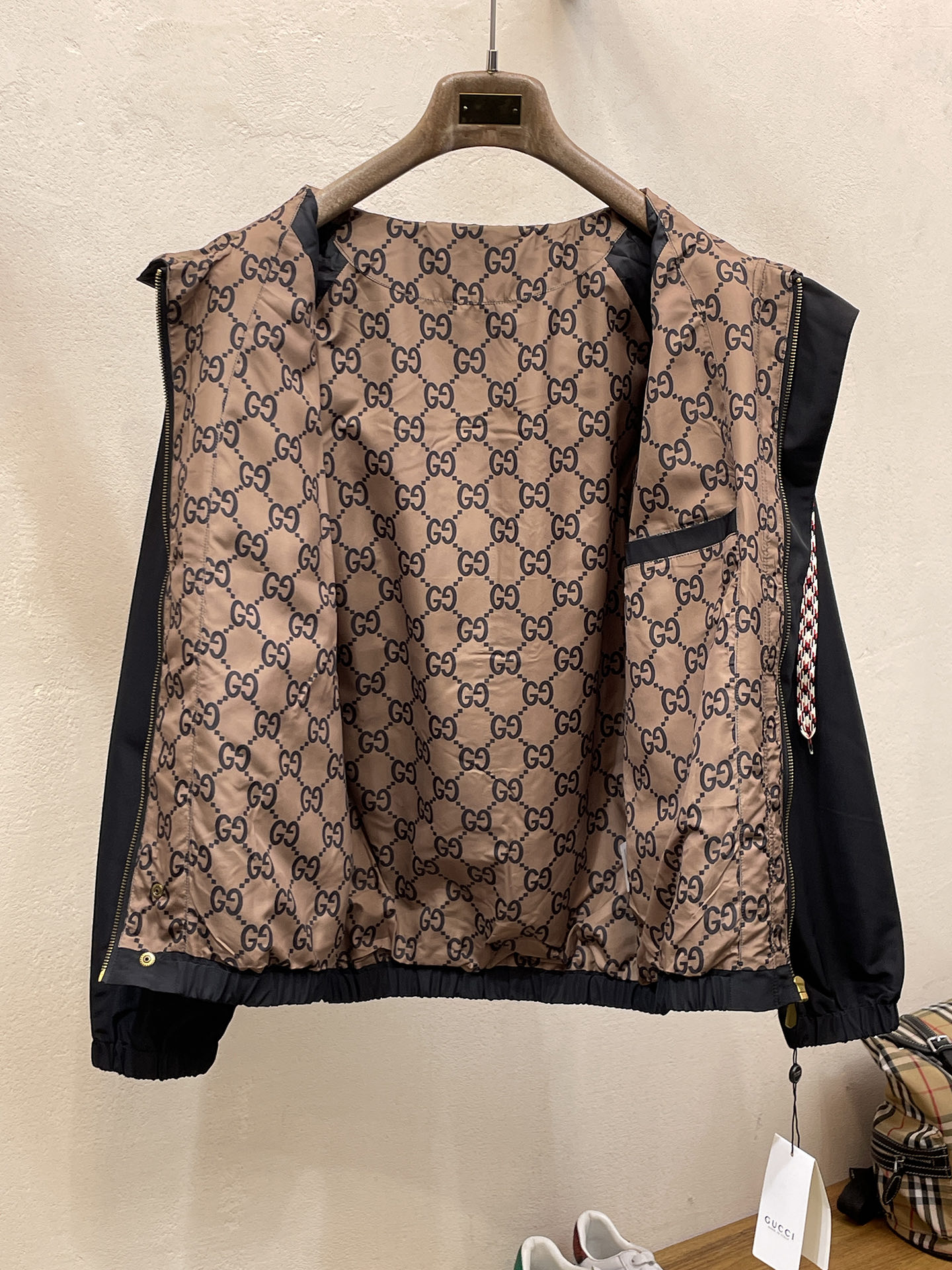 古驰 2025 秋冬 新款爆款专柜新款休闲时尚夹克 超前卫设计风格 细腻舒适 穿着非常轻便不易起皱。多重