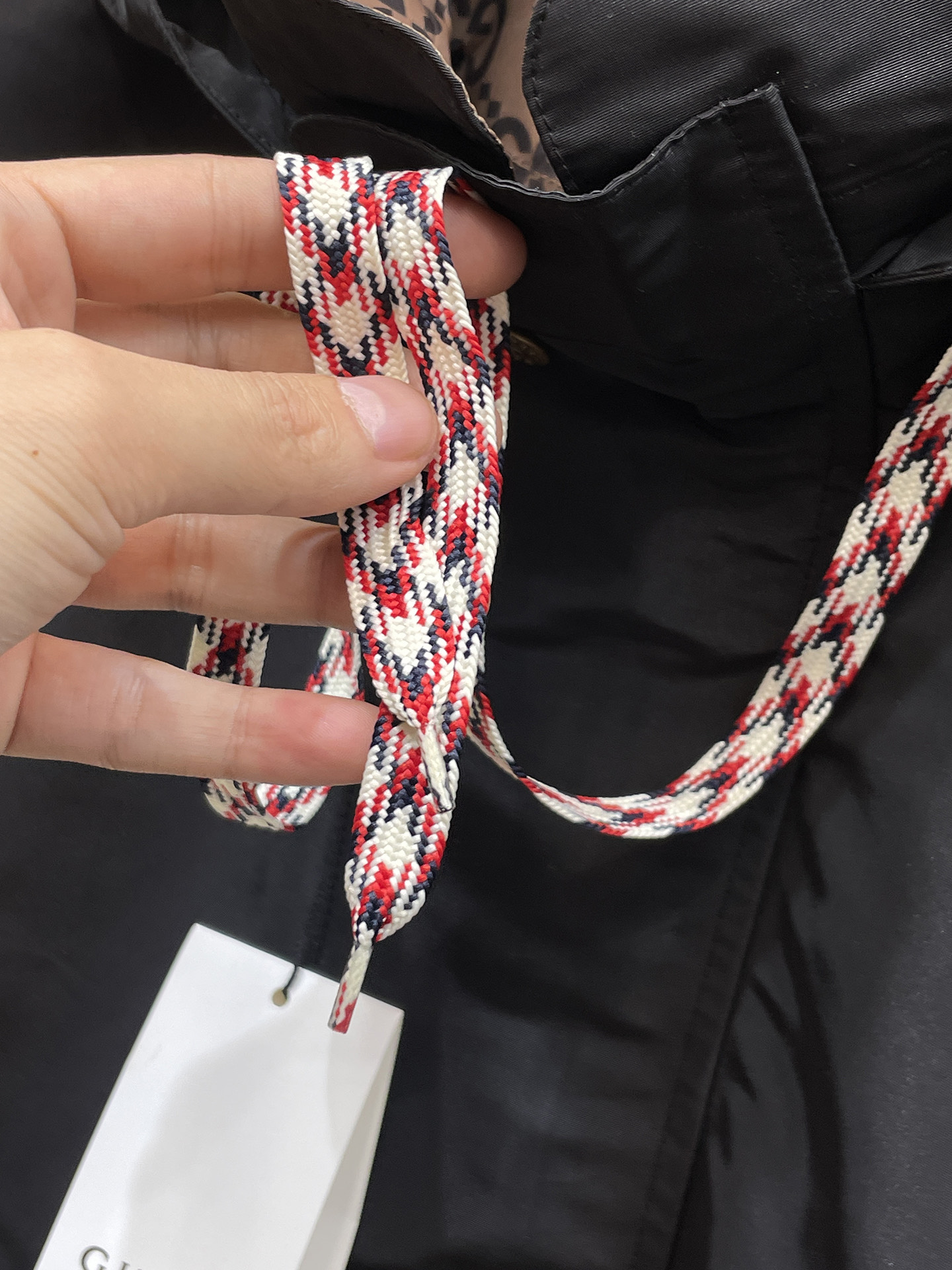 古驰 2025 秋冬 新款爆款专柜新款休闲时尚夹克 超前卫设计风格 细腻舒适 穿着非常轻便不易起皱。多重