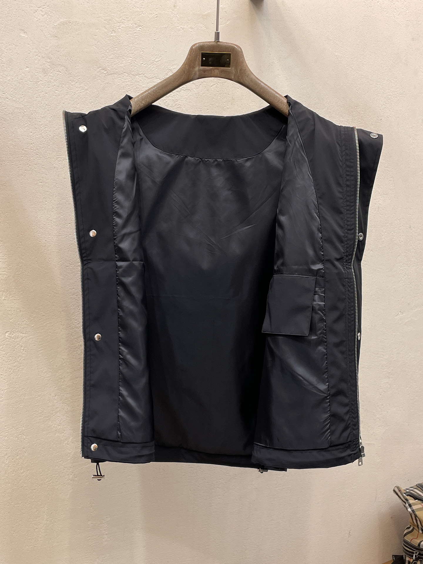 普拉达 马甲 2025 秋冬 新款爆款专柜新款休闲时尚夹克 超前卫设计风格 细腻舒适 穿着非常轻便不易起