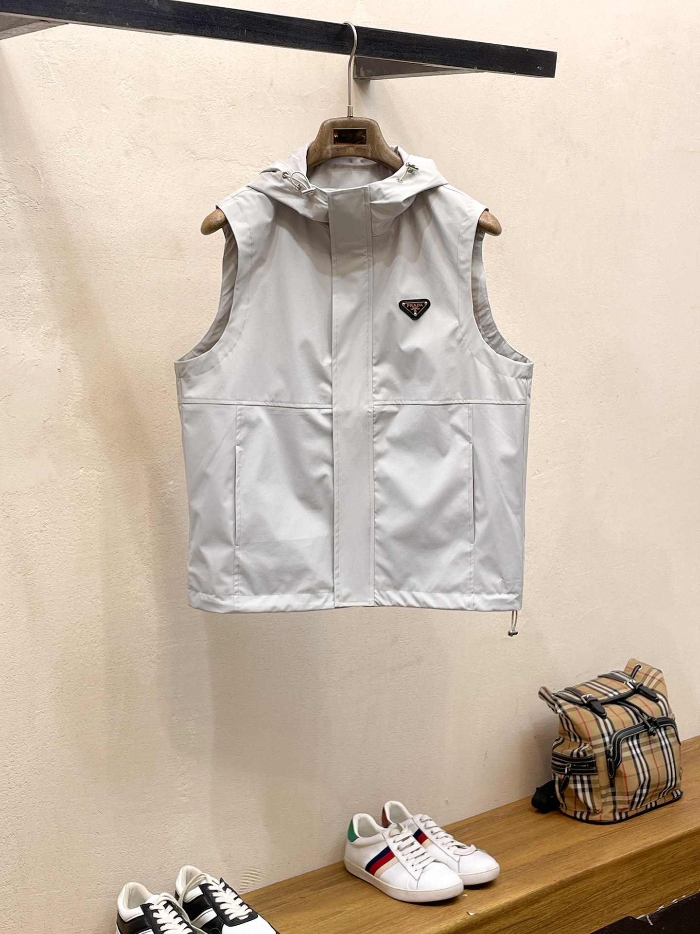 普拉达 马甲 2025 秋冬 新款爆款专柜新款休闲时尚夹克 超前卫设计风格 细腻舒适 穿着非常轻便不易起