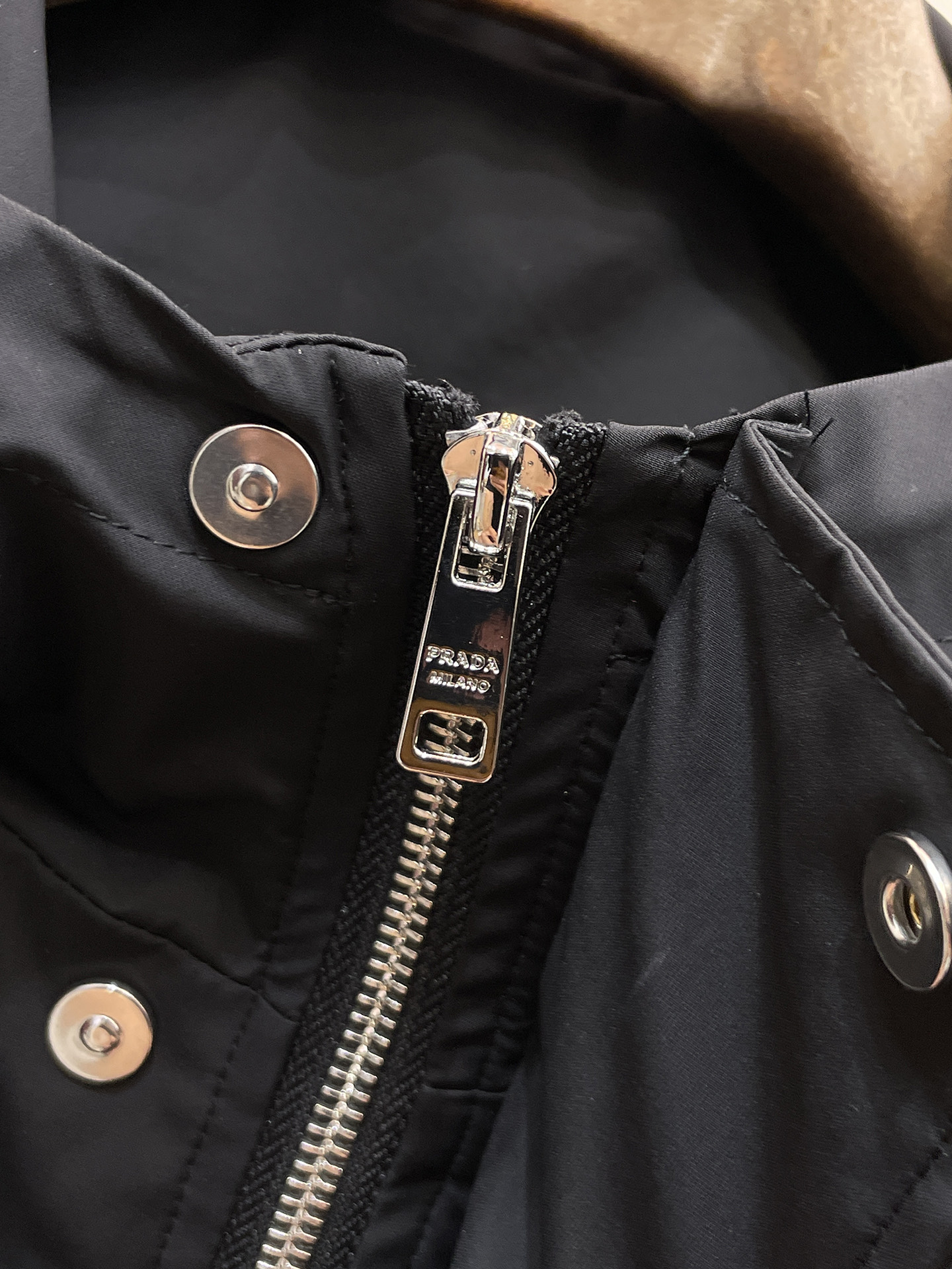 普拉达 马甲 2025 秋冬 新款爆款专柜新款休闲时尚夹克 超前卫设计风格 细腻舒适 穿着非常轻便不易起