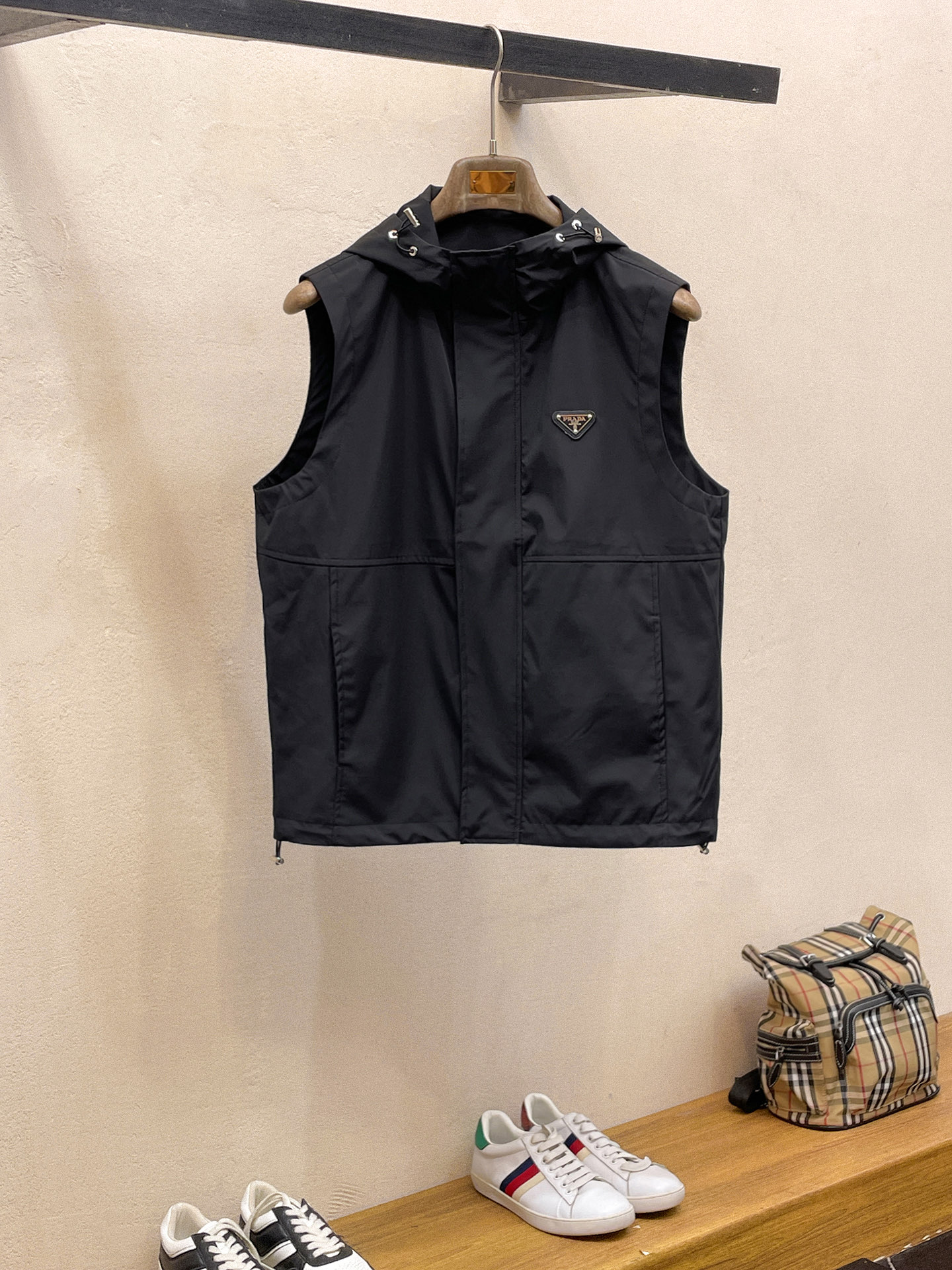 普拉达 马甲 2025 秋冬 新款爆款专柜新款休闲时尚夹克 超前卫设计风格 细腻舒适 穿着非常轻便不易起