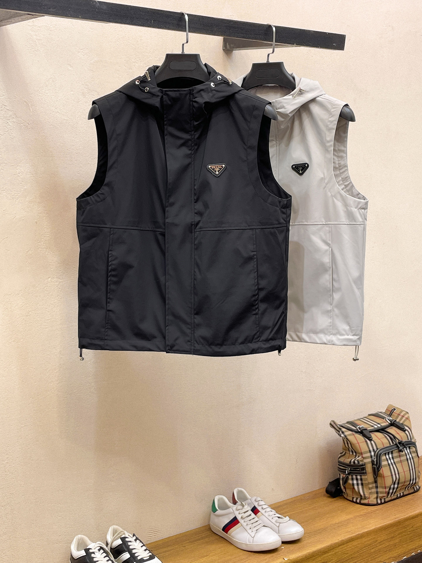 普拉达 马甲 2025 秋冬 新款爆款专柜新款休闲时尚夹克 超前卫设计风格 细腻舒适 穿着非常轻便不易起