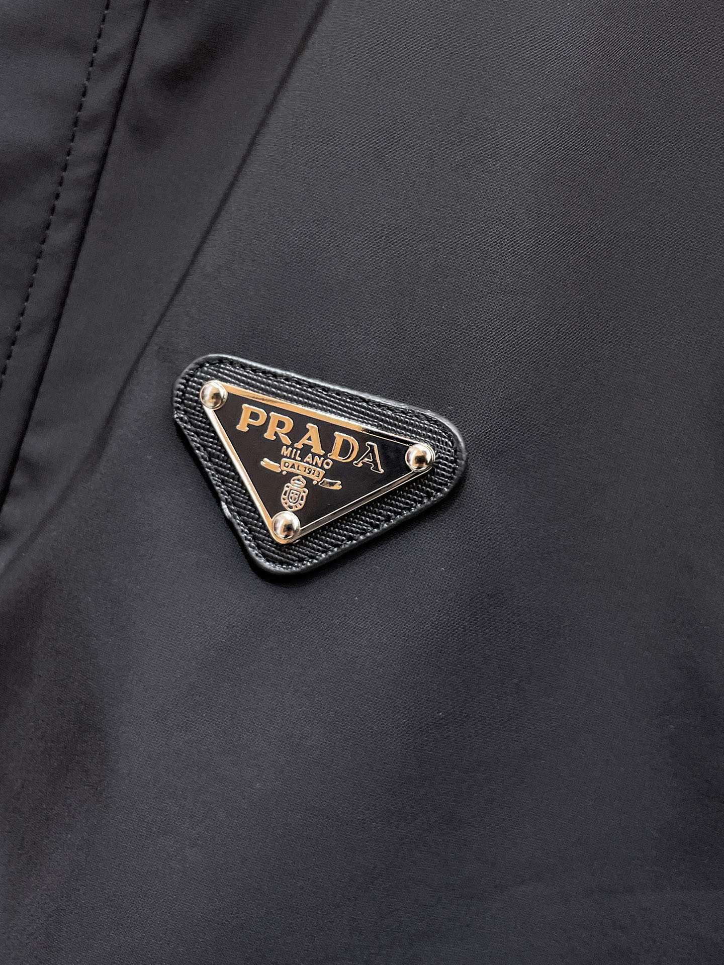 普拉达 马甲 2025 秋冬 新款爆款专柜新款休闲时尚夹克 超前卫设计风格 细腻舒适 穿着非常轻便不易起