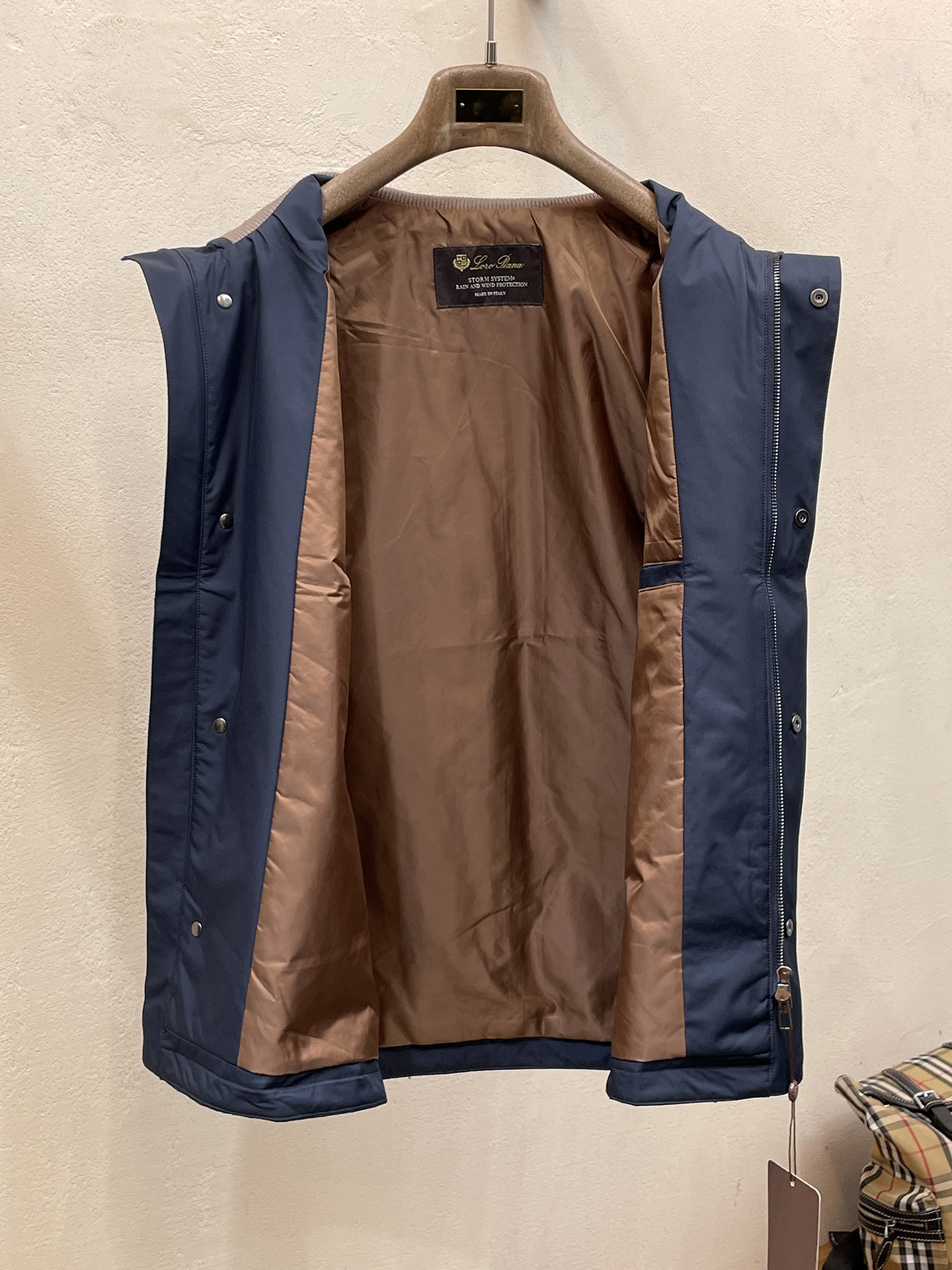 Loro Piana 马甲 2025 秋冬 新款爆款专柜新款休闲时尚夹克 超前卫设计风格 细腻舒适 穿着