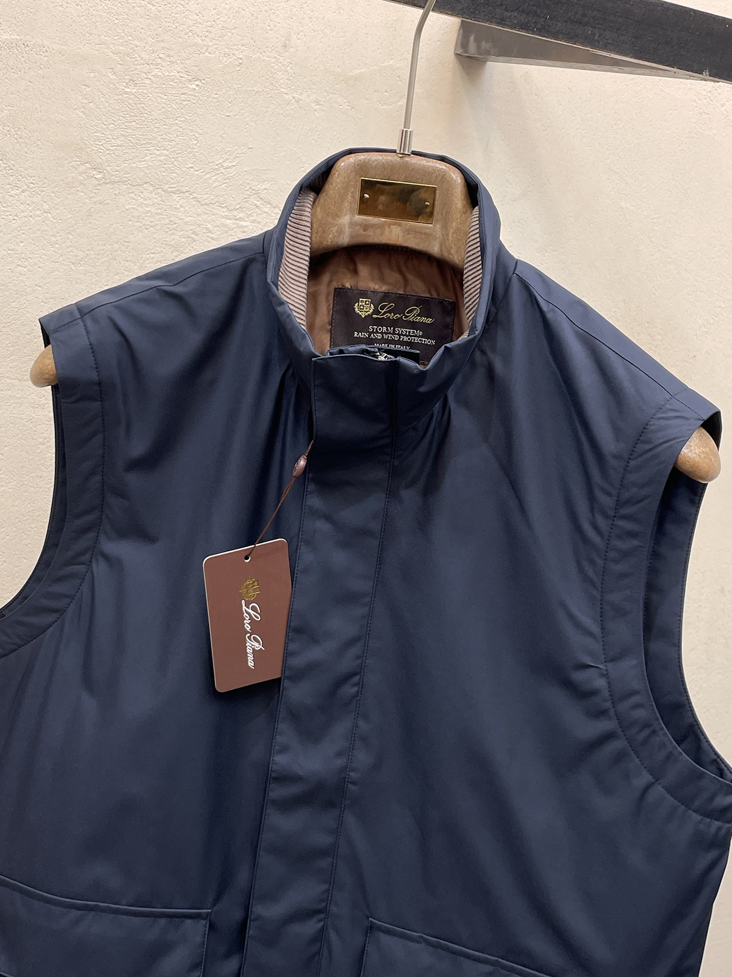 Loro Piana 马甲 2025 秋冬 新款爆款专柜新款休闲时尚夹克 超前卫设计风格 细腻舒适 穿着