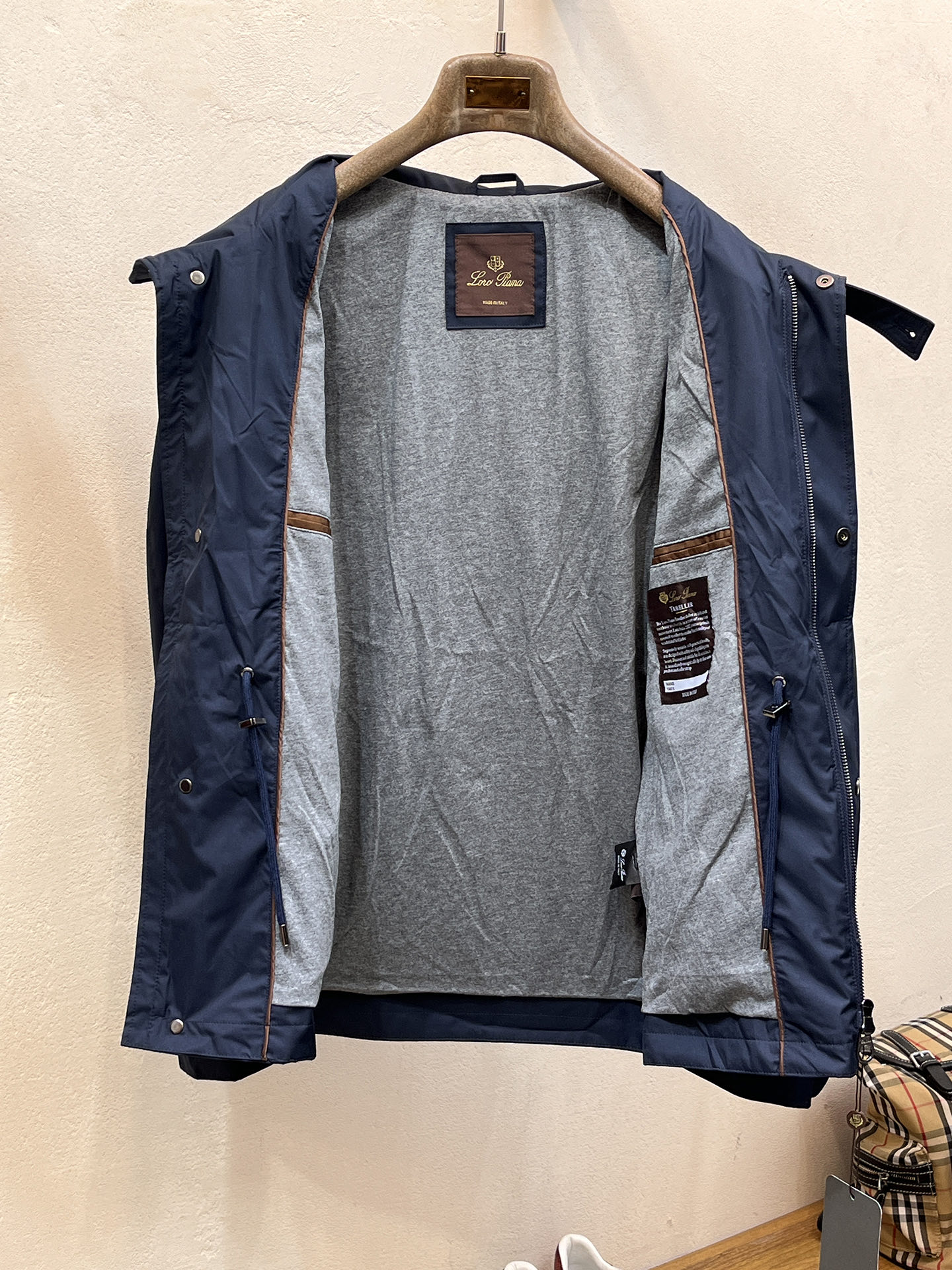 Loro Piana 秋冬 新款爆款专柜新款休闲时尚夹克 超前卫设计风格 细腻舒适 穿着非常轻便不易起皱