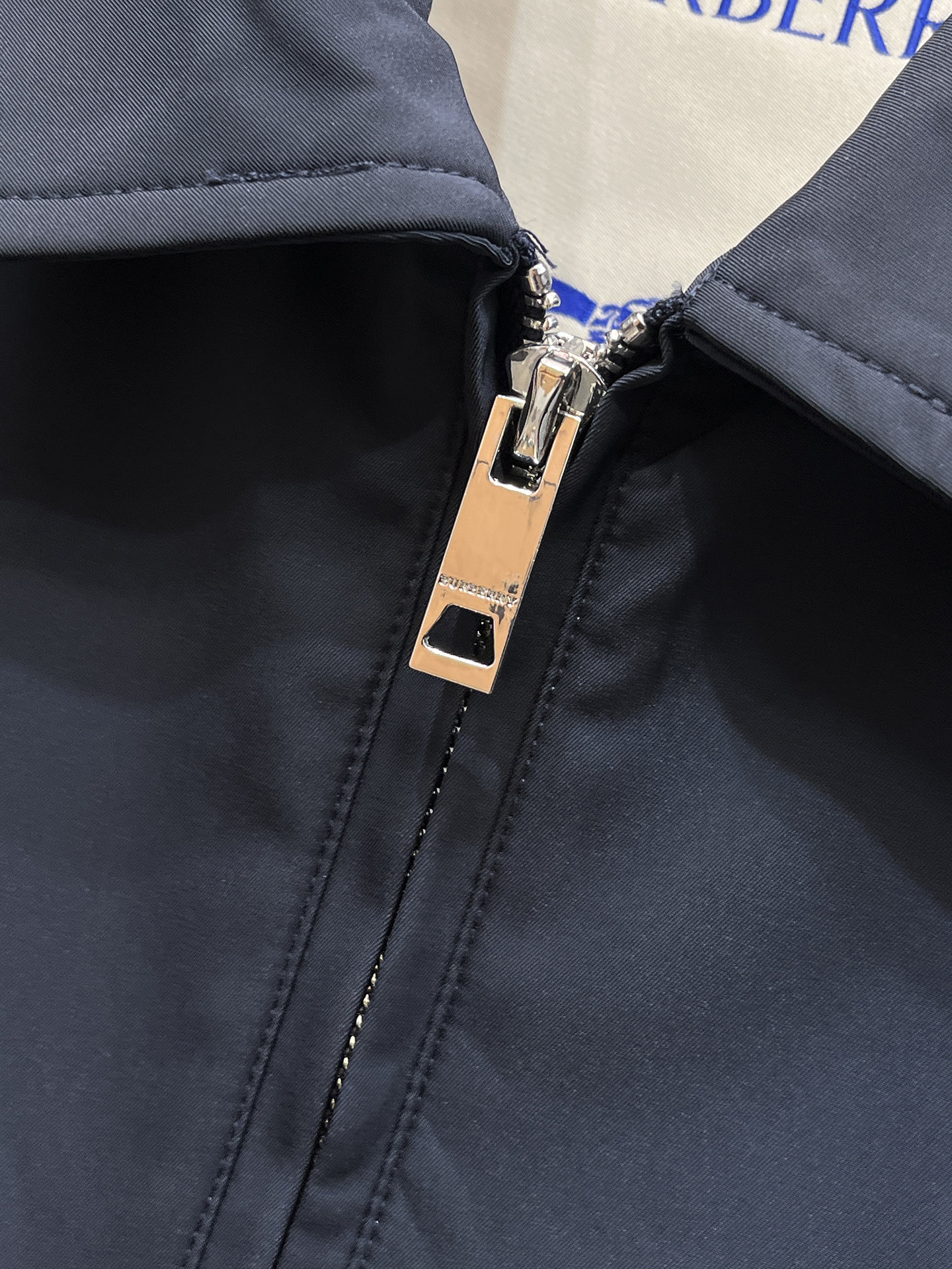 巴宝莉 2025 秋冬 新款爆款专柜新款休闲时尚夹克 超前卫设计风格 细腻舒适 穿着非常轻便不易起皱。多