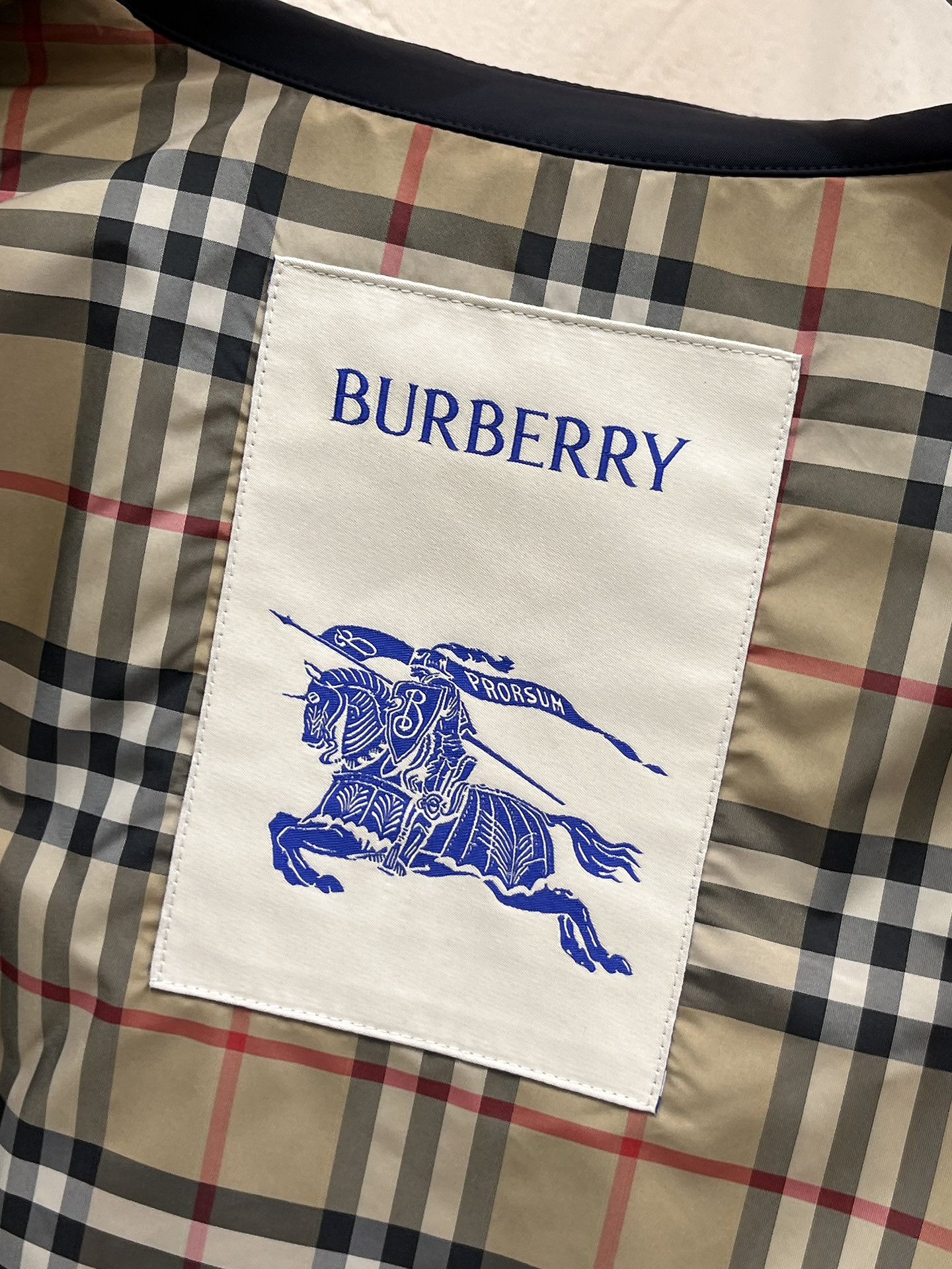 巴宝莉 2025 秋冬 新款爆款专柜新款休闲时尚夹克 超前卫设计风格 细腻舒适 穿着非常轻便不易起皱。多