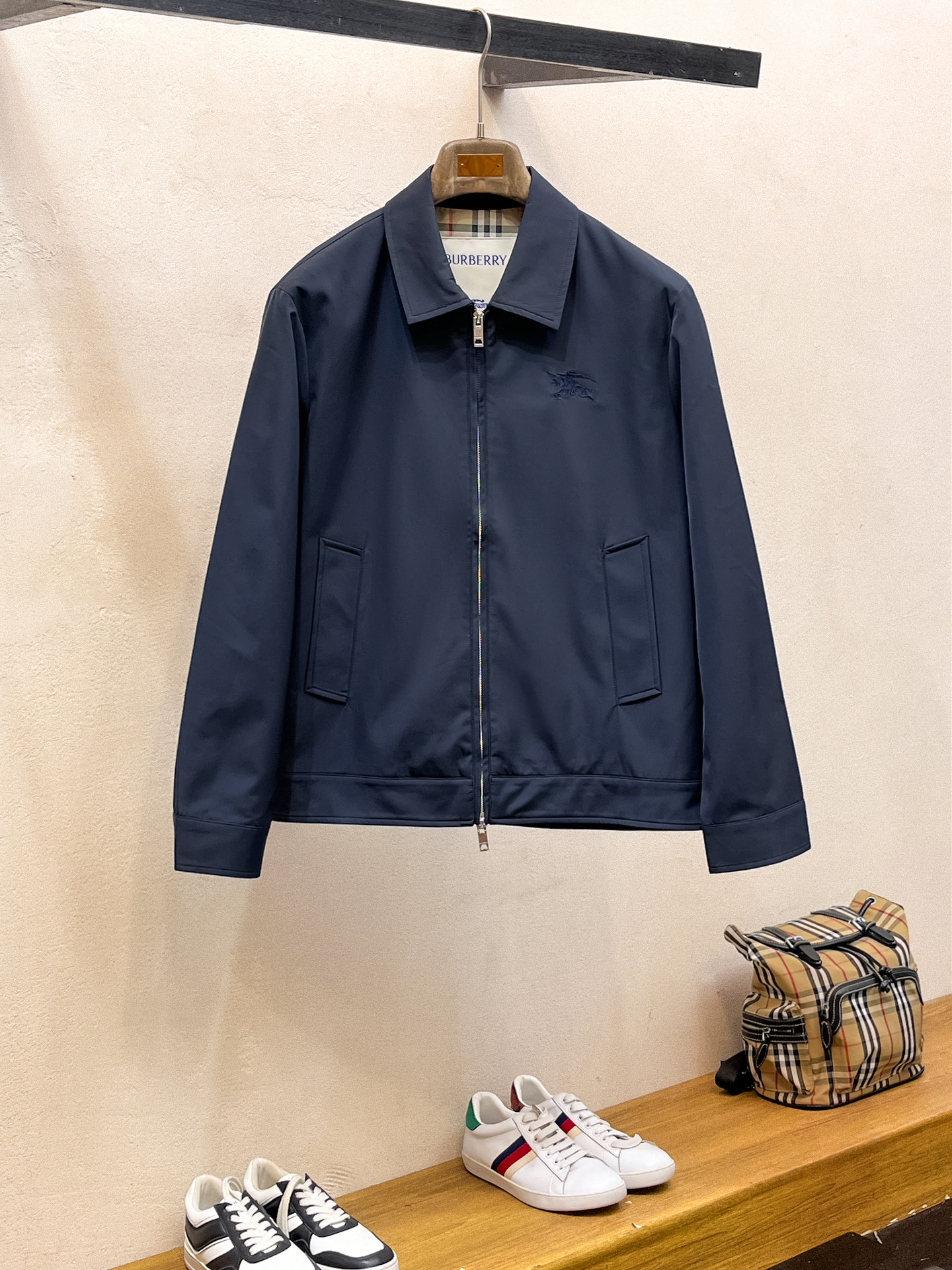 巴宝莉 2025 秋冬 新款爆款专柜新款休闲时尚夹克 超前卫设计风格 细腻舒适 穿着非常轻便不易起皱。多