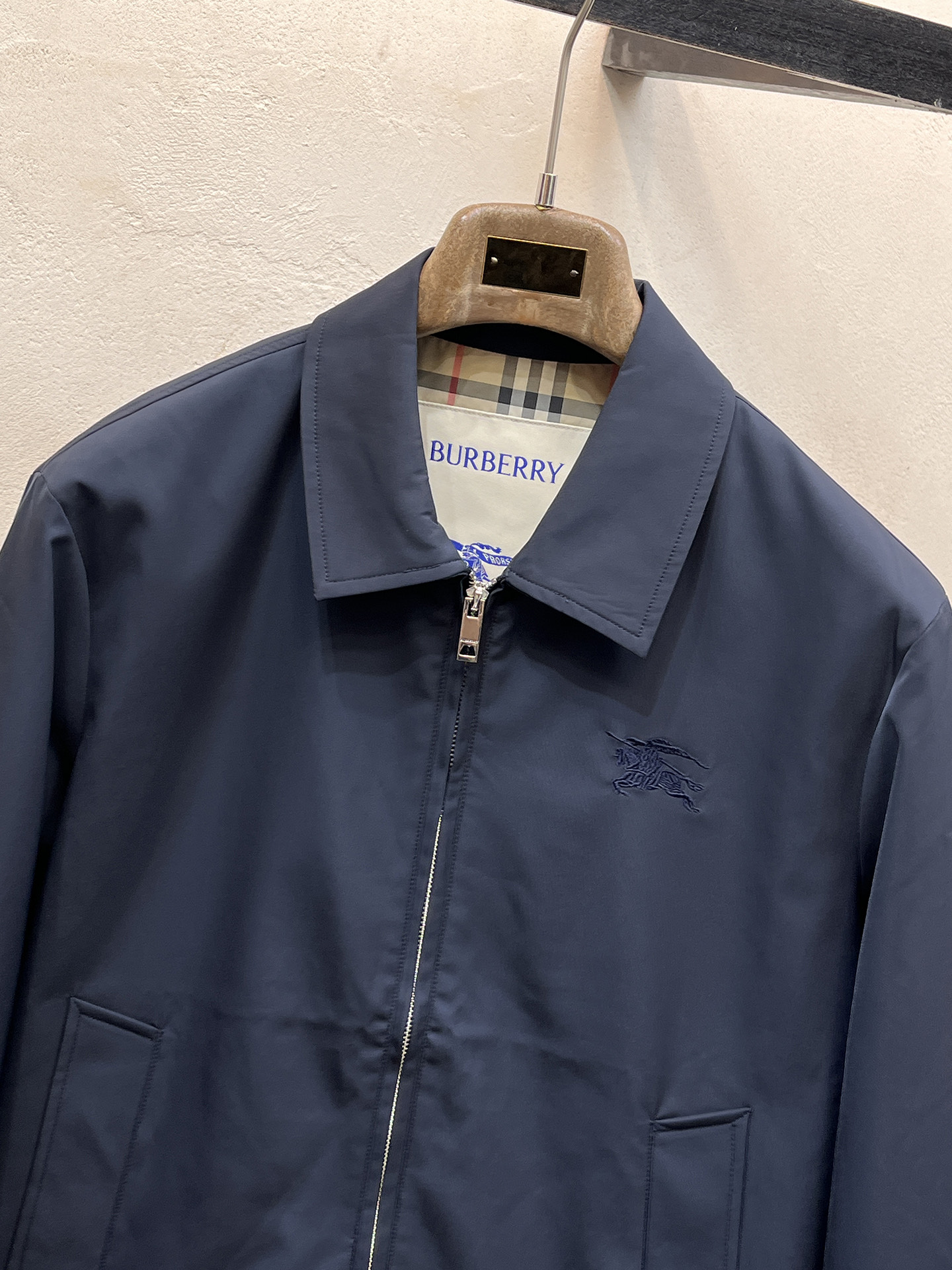 巴宝莉 2025 秋冬 新款爆款专柜新款休闲时尚夹克 超前卫设计风格 细腻舒适 穿着非常轻便不易起皱。多