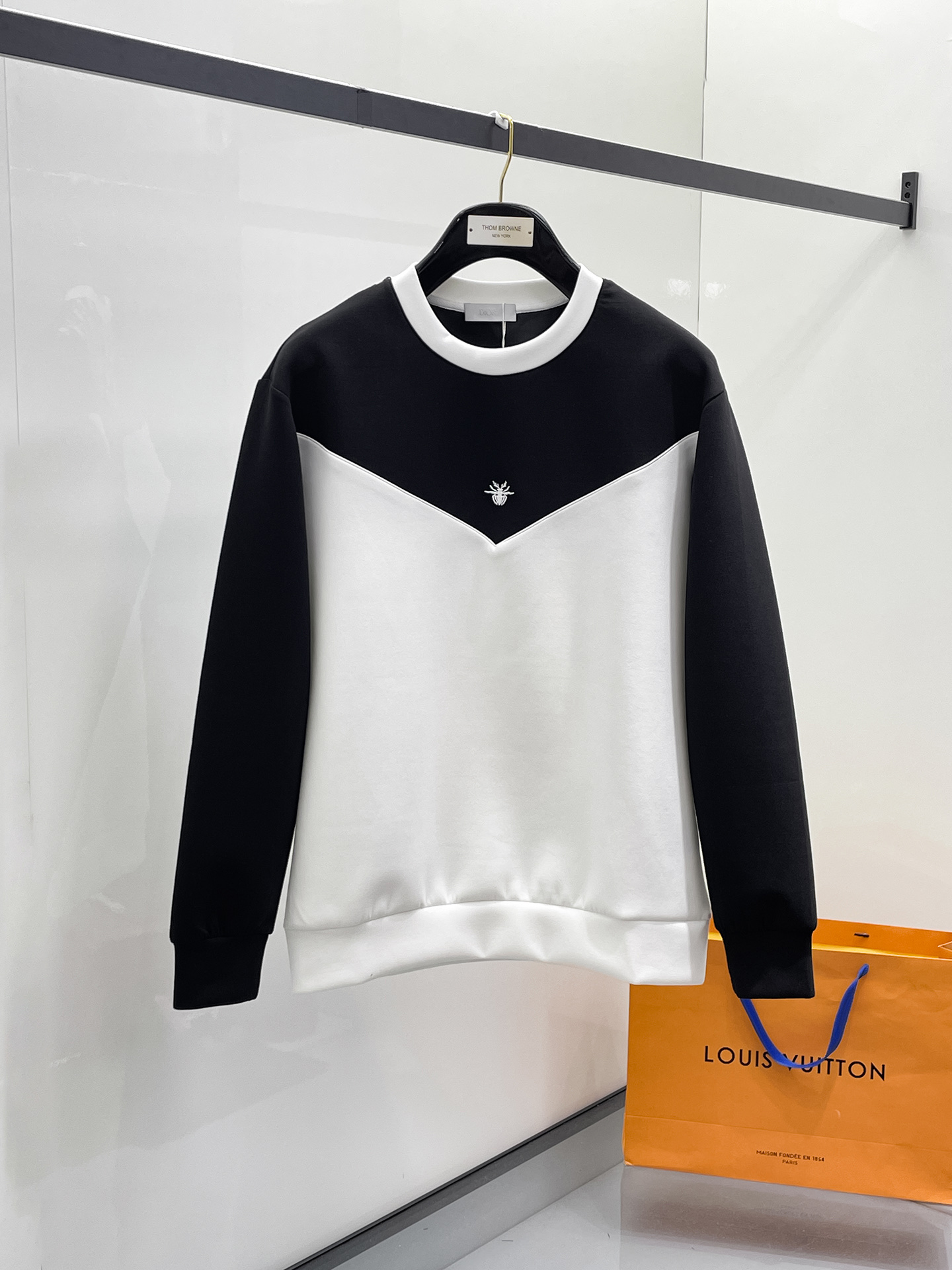 NO:657245,Dior 2025 Autumn and Winter Men's Letter Logo Pullover Space Cotton Sweatshirt Classic OS version, simple yet stylish. No pressure for daily sports, leisure and business...Customer-supplied space knitted cotton, made through a micro-knitting three-dimensional process, the inside is as neat as scales, has a super texture, is breathable and comfortable, and has an invincible sense of detail and soft touch. It is the first choice for wearing alone! Color White/Black  Size XS/S/M/L,,dior,hoodie,sweatshirts,alexander wang19860909迪奥 2025秋冬男士字母标识套头太空棉卫衣 经典OS版型,简约而不失格调.日常运动休闲商务毫无压力... 客供太空针织棉,经由微型针织立体工艺过程制作,内里鳞甲般工整,质感超强,透气舒适,细节感和触感柔更是无敌,单穿内搭首选! 颜色白色/黑色 尺码XS/S/M/L,,dior,hoodie,sweatshirts,alexander wang,Men's clothing