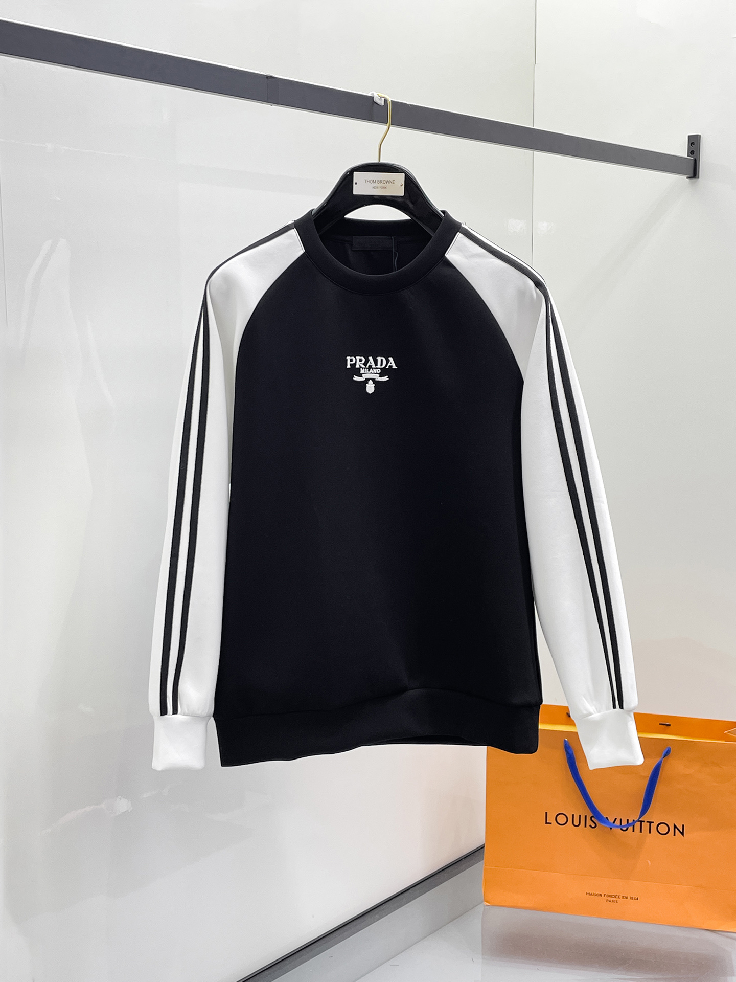 NO:657337,Prada 2025 Autumn and Winter Men's Letter Logo Pullover Space Cotton Sweatshirt Classic OS version, simple yet stylish. No pressure for daily sports, leisure and business...Customer-supplied space knitted cotton, made through a micro-knitting three-dimensional process. The inside is as neat as scales, with super texture, breathable and comfortable, and an invincible sense of detail and soft touch. It is the first choice for wearing alone! Color White/Black  Size XS/S/M/L,,prada,hoodie,sweatshirts,alexander wang19860909普拉达 2025秋冬男士字母标识套头太空棉卫衣 经典OS版型,简约而不失格调.日常运动休闲商务毫无压力... 客供太空针织棉,经由微型针织立体工艺过程制作,内里鳞甲般工整,质感超强,透气舒适,细节感和触感柔更是无敌,单穿内搭首选! 颜色白色/黑色 尺码XS/S/M/L,,prada,hoodie,sweatshirts,alexander wang,Men's clothing