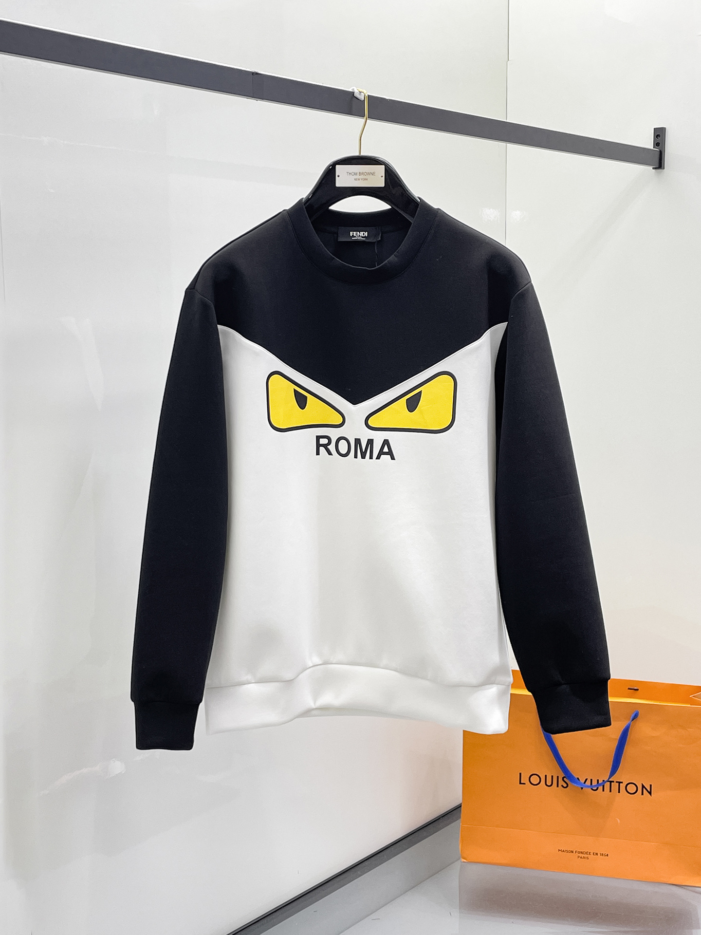 NO:657326,Fendi 2025 Autumn and Winter Men's Letter Logo Pullover Space Cotton Sweatshirt Classic OS version, simple yet stylish. Daily sports and leisure business without pressure...Customer-supplied space knitted cotton, made through a micro-knitting three-dimensional process, the inside is as neat as scales, super texture, breathable and comfortable, the details and soft touch are invincible, the first choice for wearing alone! Color White/Black  Size XS/S/M/L,,fendi,hoodie,sweatshirts,alexander wang19860909芬迪 2025秋冬男士字母标识套头太空棉卫衣 经典OS版型,简约而不失格调.日常运动休闲商务毫无压力... 客供太空针织棉,经由微型针织立体工艺过程制作,内里鳞甲般工整,质感超强,透气舒适,细节感和触感柔更是无敌,单穿内搭首选! 颜色白色/黑色 尺码XS/S/M/L,,fendi,hoodie,sweatshirts,alexander wang,Men's clothing