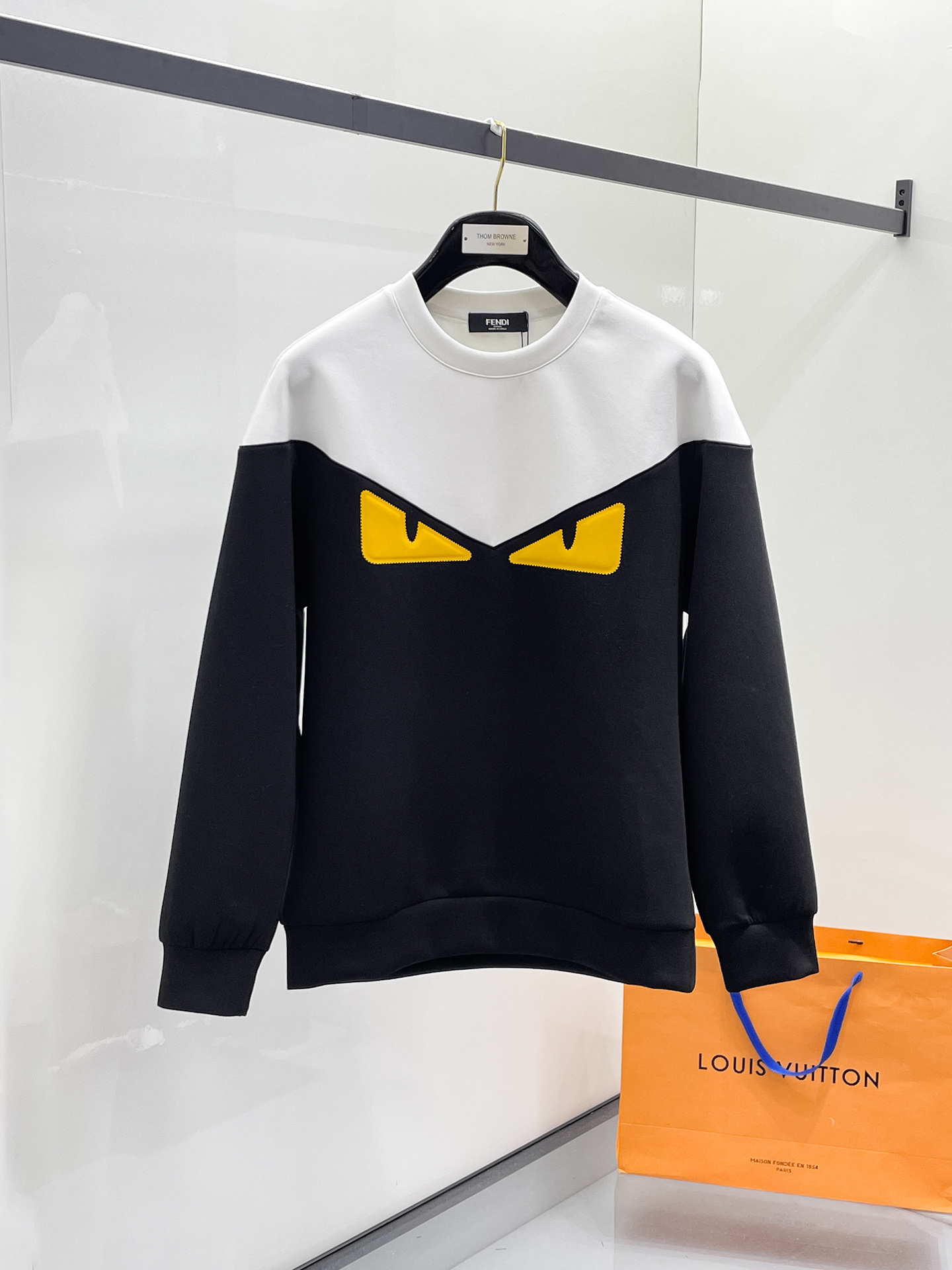NO:657342,Fendi 2025 Autumn and Winter Men's Letter Logo Pullover Space Cotton Sweatshirt Classic OS version, simple yet stylish. Daily sports and leisure business without pressure...Customer-supplied space knitted cotton, made through a micro-knitting three-dimensional process, the inside is as neat as scales, super texture, breathable and comfortable, the details and soft touch are invincible, the first choice for wearing alone! Color White/Black  Size XS/S/M/L,,fendi,hoodie,sweatshirts,alexander wang19860909芬迪 2025秋冬男士字母标识套头太空棉卫衣 经典OS版型,简约而不失格调.日常运动休闲商务毫无压力... 客供太空针织棉,经由微型针织立体工艺过程制作,内里鳞甲般工整,质感超强,透气舒适,细节感和触感柔更是无敌,单穿内搭首选! 颜色白色/黑色 尺码XS/S/M/L,,fendi,hoodie,sweatshirts,alexander wang,Men's clothing