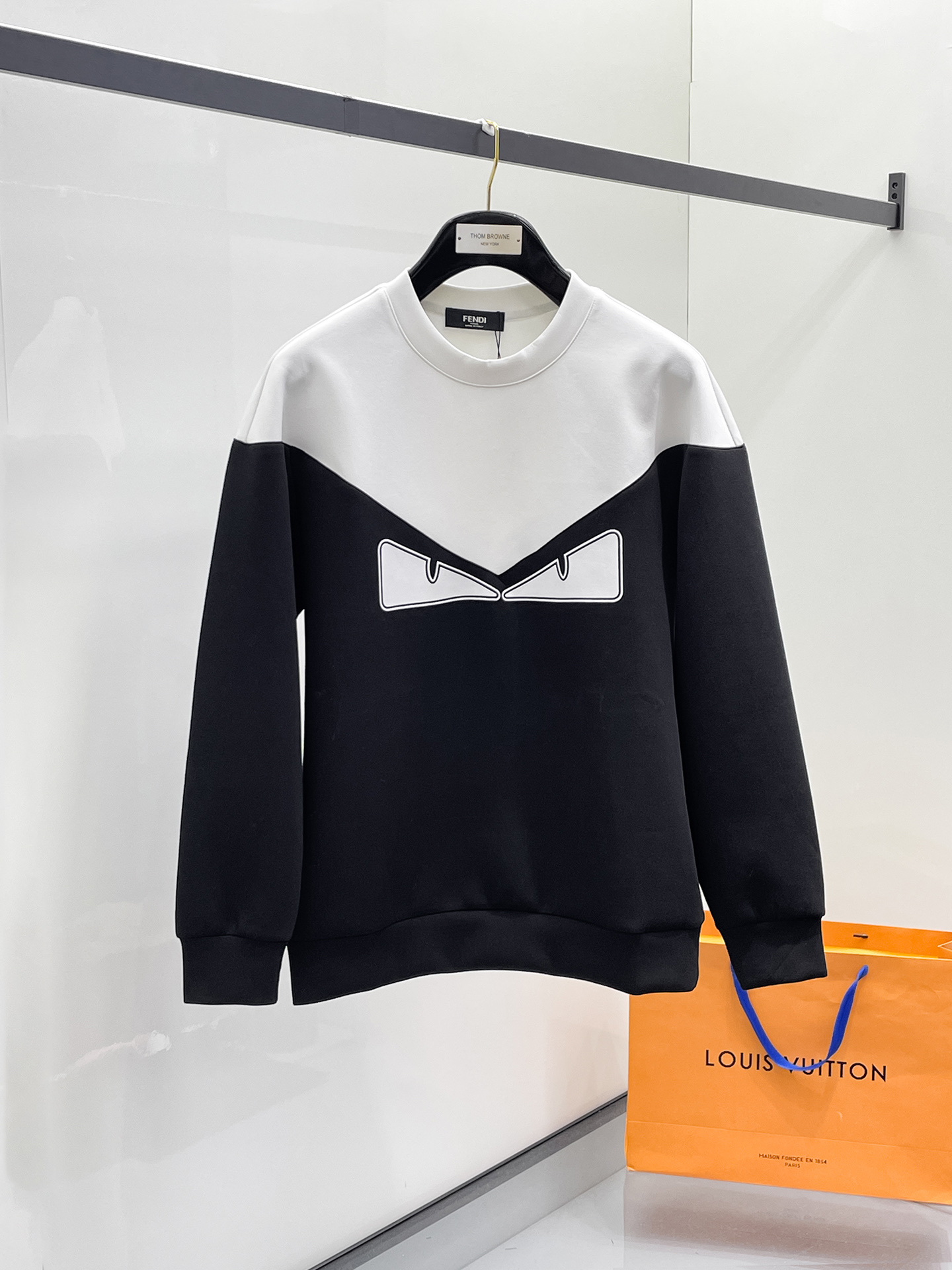 NO:657351,Fendi 2025 Autumn and Winter Men's Letter Logo Pullover Space Cotton Sweatshirt Classic OS version, simple yet stylish. Daily sports and leisure business without pressure...Customer-supplied space knitted cotton, made through a micro-knitting three-dimensional process, the inside is as neat as scales, super texture, breathable and comfortable, the details and soft touch are invincible, the first choice for wearing alone! Color White/Black  Size XS/S/M/L,,fendi,hoodie,sweatshirts,alexander wang19860909芬迪 2025秋冬男士字母标识套头太空棉卫衣 经典OS版型,简约而不失格调.日常运动休闲商务毫无压力... 客供太空针织棉,经由微型针织立体工艺过程制作,内里鳞甲般工整,质感超强,透气舒适,细节感和触感柔更是无敌,单穿内搭首选! 颜色白色/黑色 尺码XS/S/M/L,,fendi,hoodie,sweatshirts,alexander wang,Men's clothing