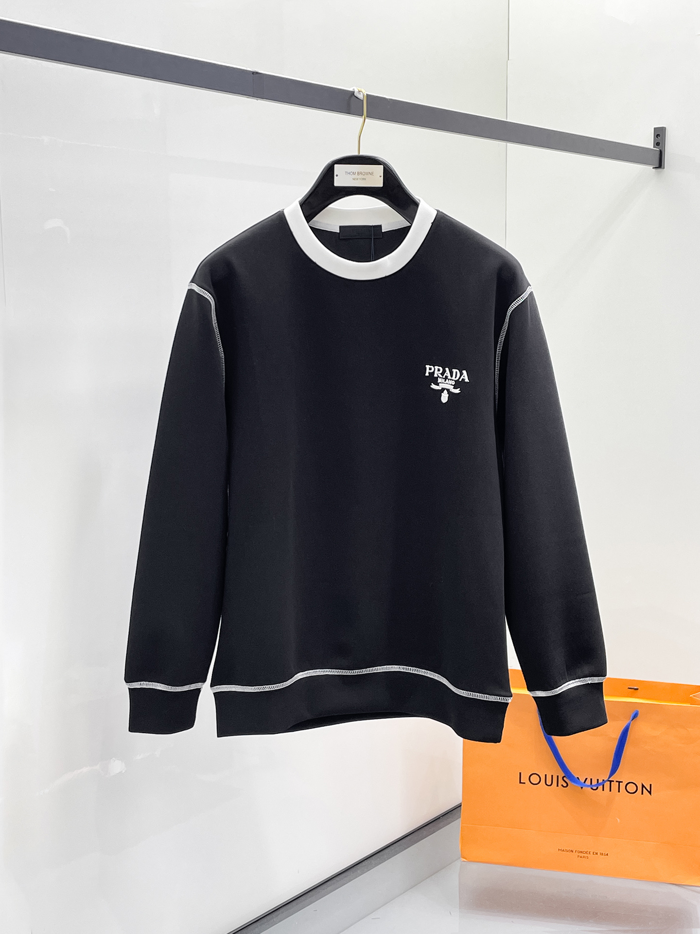 NO:657346,Prada 2025 Autumn and Winter Men's Letter Logo Pullover Space Cotton Sweatshirt Classic OS version, simple yet stylish. No pressure for daily sports, leisure and business...Customer-supplied space knitted cotton, made through a micro-knitting three-dimensional process. The inside is as neat as scales, with super texture, breathable and comfortable, and an invincible sense of detail and soft touch. It is the first choice for wearing alone! Color White/Black  Size XS/S/M/L,,prada,hoodie,sweatshirts,alexander wang19860909普拉达 2025秋冬男士字母标识套头太空棉卫衣 经典OS版型,简约而不失格调.日常运动休闲商务毫无压力... 客供太空针织棉,经由微型针织立体工艺过程制作,内里鳞甲般工整,质感超强,透气舒适,细节感和触感柔更是无敌,单穿内搭首选! 颜色白色/黑色 尺码XS/S/M/L,,prada,hoodie,sweatshirts,alexander wang,Men's clothing