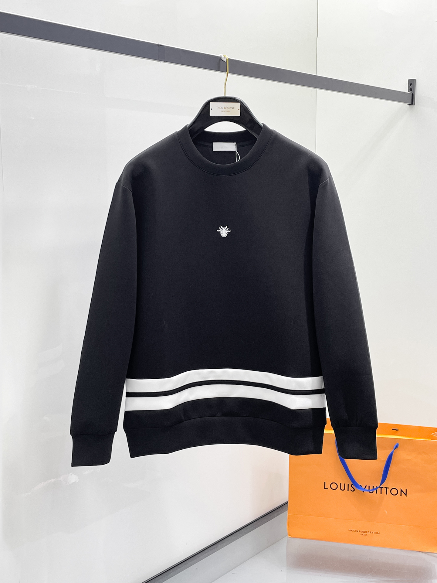 NO:657313,Dior 2025 Autumn and Winter Men's Letter Logo Pullover Space Cotton Sweatshirt Classic OS version, simple yet stylish. No pressure for daily sports, leisure and business...Customer-supplied space knitted cotton, made through a micro-knitting three-dimensional process, the inside is as neat as scales, has a super texture, is breathable and comfortable, and has an invincible sense of detail and soft touch. It is the first choice for wearing alone! Color White/Black  Size XS/S/M/L,,dior,hoodie,sweatshirts,alexander wang19860909迪奥 2025秋冬男士字母标识套头太空棉卫衣 经典OS版型,简约而不失格调.日常运动休闲商务毫无压力... 客供太空针织棉,经由微型针织立体工艺过程制作,内里鳞甲般工整,质感超强,透气舒适,细节感和触感柔更是无敌,单穿内搭首选! 颜色白色/黑色 尺码XS/S/M/L,,dior,hoodie,sweatshirts,alexander wang,Men's clothing