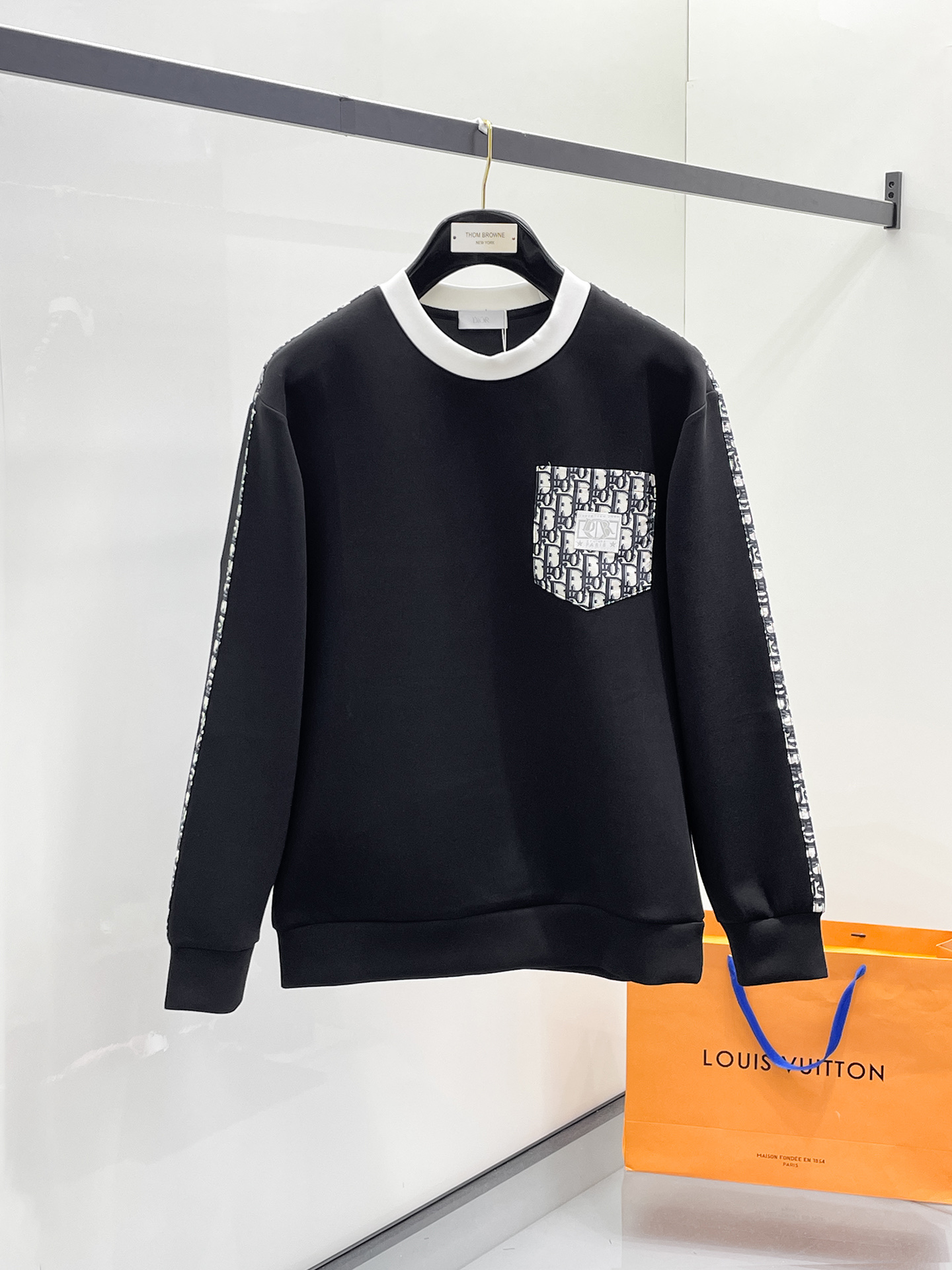 NO:657366,Dior 2025 Autumn and Winter Men's Letter Logo Pullover Space Cotton Sweatshirt Classic OS version, simple yet stylish. No pressure for daily sports, leisure and business...Customer-supplied space knitted cotton, made through a micro-knitting three-dimensional process, the inside is as neat as scales, has a super texture, is breathable and comfortable, and has an invincible sense of detail and soft touch. It is the first choice for wearing alone! Color White/Black  Size XS/S/M/L,,dior,hoodie,sweatshirts,alexander wang19860909迪奥 2025秋冬男士字母标识套头太空棉卫衣 经典OS版型,简约而不失格调.日常运动休闲商务毫无压力... 客供太空针织棉,经由微型针织立体工艺过程制作,内里鳞甲般工整,质感超强,透气舒适,细节感和触感柔更是无敌,单穿内搭首选! 颜色白色/黑色 尺码XS/S/M/L,,dior,hoodie,sweatshirts,alexander wang,Men's clothing