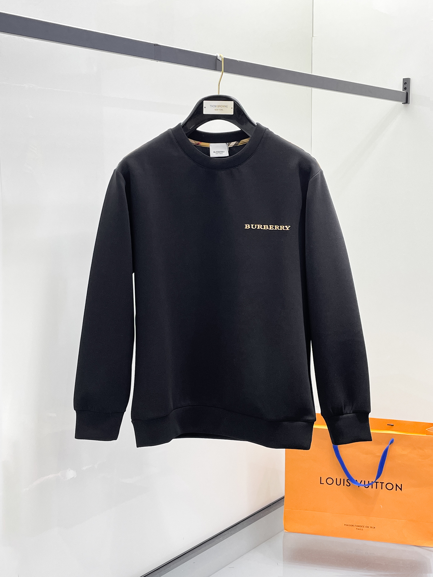 NO:657334,Burberry 2025 Autumn and Winter Men's Letter Logo Pullover Space Cotton Sweatshirt Classic OS version, simple yet stylish. Daily sports and leisure business without pressure...Customer-supplied space knitted cotton, made through a micro-knitting three-dimensional process, the inside is as neat as scales, super texture, breathable and comfortable, the details and soft touch are invincible, the first choice for wearing alone! Color White/Black  Size XS/S/M/L,,burberry,hoodie,sweatshirts,alexander wang19860909巴宝莉 2025秋冬男士字母标识套头太空棉卫衣 经典OS版型,简约而不失格调.日常运动休闲商务毫无压力... 客供太空针织棉,经由微型针织立体工艺过程制作,内里鳞甲般工整,质感超强,透气舒适,细节感和触感柔更是无敌,单穿内搭首选! 颜色白色/黑色 尺码XS/S/M/L,,burberry,hoodie,sweatshirts,alexander wang,Men's clothing