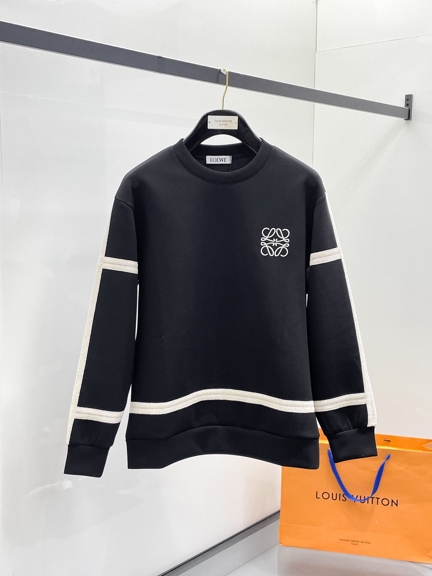 NO:657352,Loewe 2025 Autumn and Winter Men's Letter Logo Pullover Space Cotton Sweatshirt Classic OS version, simple yet stylish. Daily sports and leisure business without pressure...Customer-supplied space knitted cotton, made through a micro-knitting three-dimensional process, the inside is as neat as scales, super texture, breathable and comfortable, with an invincible sense of detail and soft touch. It is the first choice for single wear and inner wear! Color White/Black  Size XS/S/M/L,,loewe,hoodie,sweatshirts,alexander wang19860909罗意威 2025秋冬男士字母标识套头太空棉卫衣 经典OS版型,简约而不失格调.日常运动休闲商务毫无压力... 客供太空针织棉,经由微型针织立体工艺过程制作,内里鳞甲般工整,质感超强,透气舒适,细节感和触感柔更是无敌,单穿内搭首选! 颜色白色/黑色 尺码XS/S/M/L,,loewe,hoodie,sweatshirts,alexander wang,Men's clothing