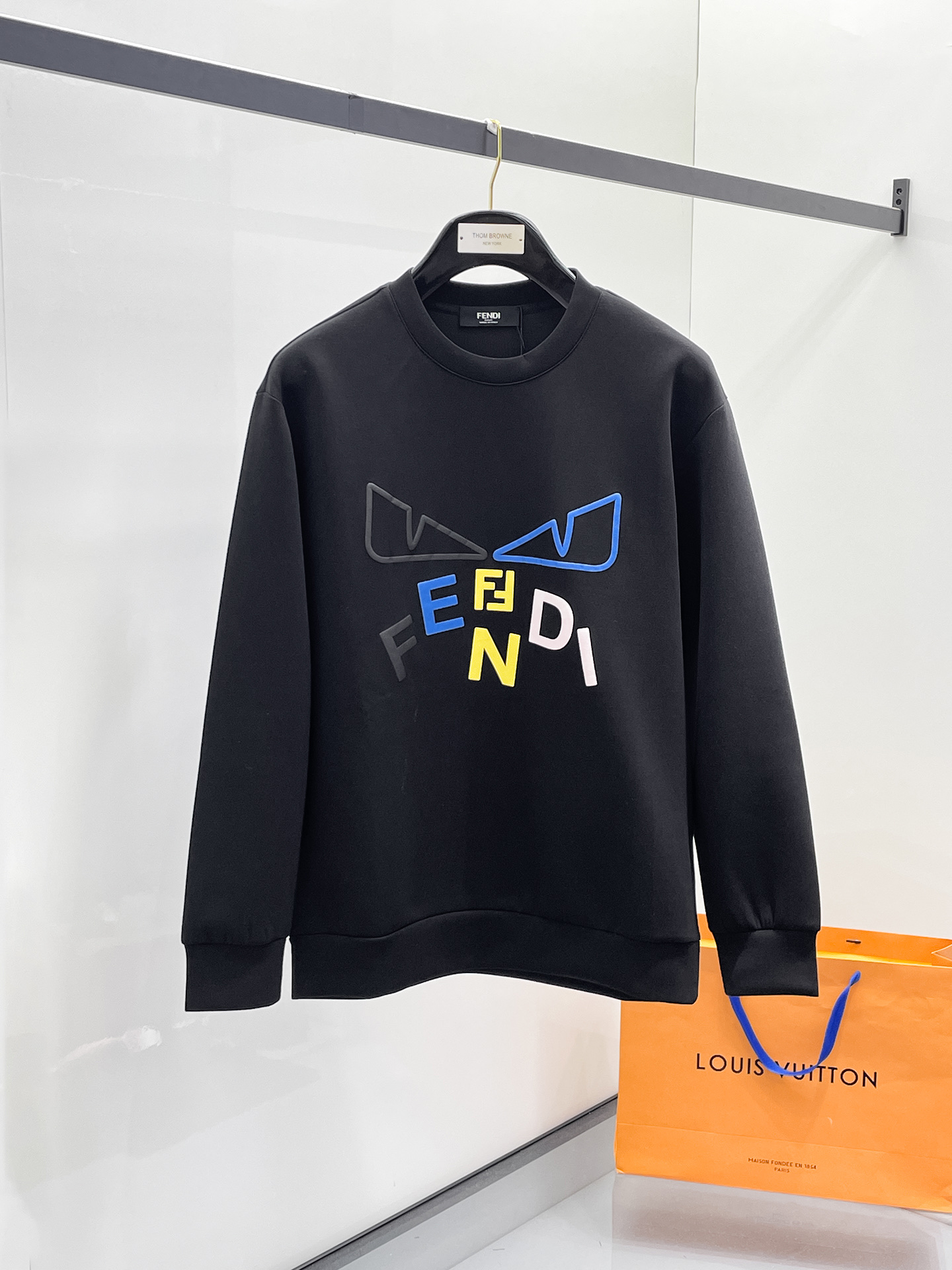 NO:657335,Fendi 2025 Autumn and Winter Men's Letter Logo Pullover Space Cotton Sweatshirt Classic OS version, simple yet stylish. Daily sports and leisure business without pressure...Customer-supplied space knitted cotton, made through a micro-knitting three-dimensional process, the inside is as neat as scales, super texture, breathable and comfortable, the details and soft touch are invincible, the first choice for wearing alone! Color White/Black  Size XS/S/M/L,,fendi,hoodie,sweatshirts,alexander wang19860909芬迪 2025秋冬男士字母标识套头太空棉卫衣 经典OS版型,简约而不失格调.日常运动休闲商务毫无压力... 客供太空针织棉,经由微型针织立体工艺过程制作,内里鳞甲般工整,质感超强,透气舒适,细节感和触感柔更是无敌,单穿内搭首选! 颜色白色/黑色 尺码XS/S/M/L,,fendi,hoodie,sweatshirts,alexander wang,Men's clothing