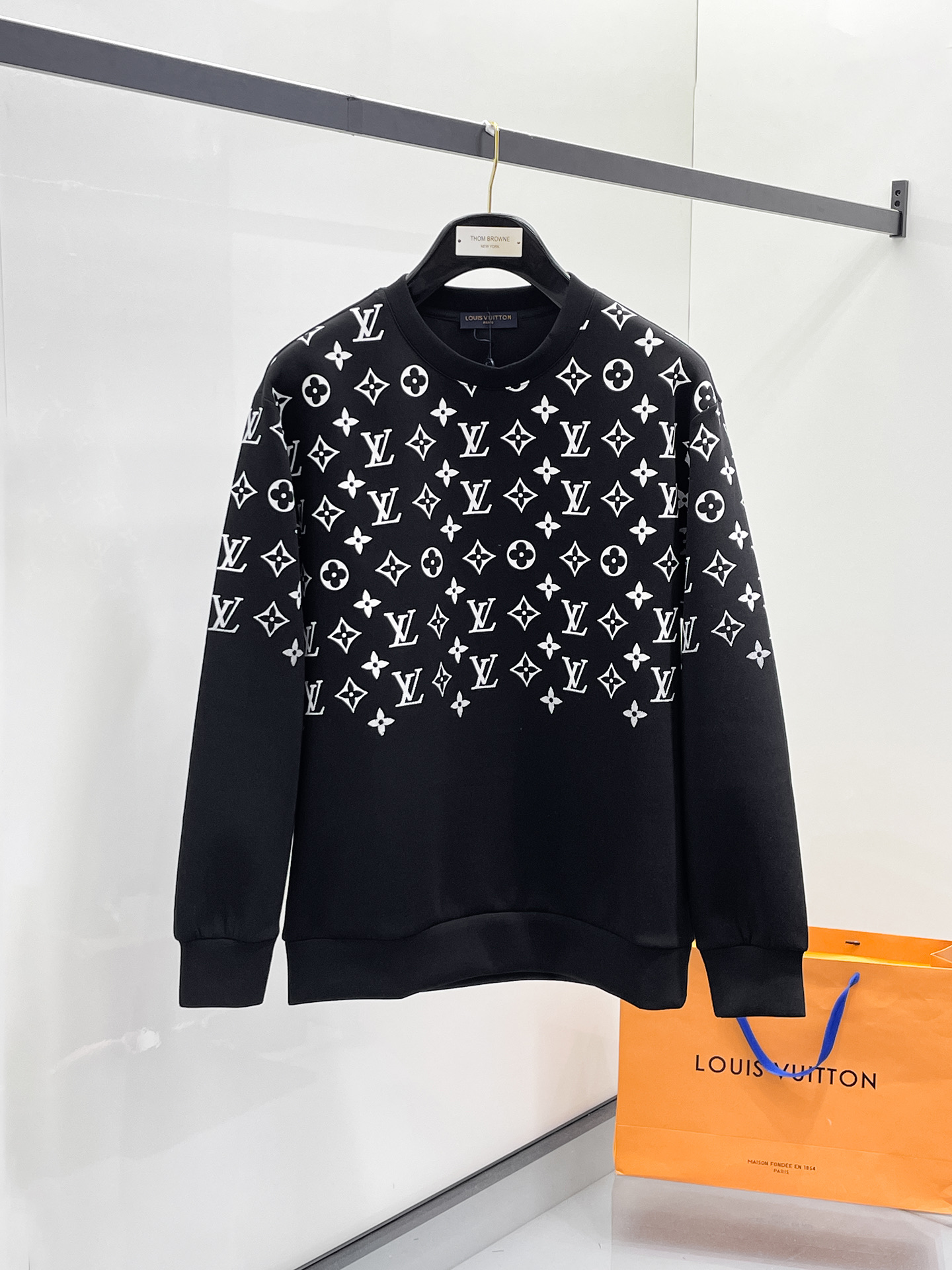 NO:657314,LV 2025 autumn and winter men's letter logo pullover space cotton sweatshirt. Classic OS version, simple yet stylish. Daily sports and leisure business without pressure...Customer-supplied space knitted cotton, made through micro-knitting three-dimensional process, the inside is as neat as scales, super texture, breathable and comfortable, the details and soft touch are invincible, the first choice for single wear and inner wear! Color white/black, size XS/S/M/L,, louis  vuitton,hoodie,sweatshirts,alexander wang19860909LV 2025秋冬男士字母标识套头太空棉卫衣 经典OS版型,简约而不失格调.日常运动休闲商务毫无压力... 客供太空针织棉,经由微型针织立体工艺过程制作,内里鳞甲般工整,质感超强,透气舒适,细节感和触感柔更是无敌,单穿内搭首选! 颜色白色/黑色 尺码XS/S/M/L,,louis vuitton,hoodie,sweatshirts,alexander wang,Men's clothing