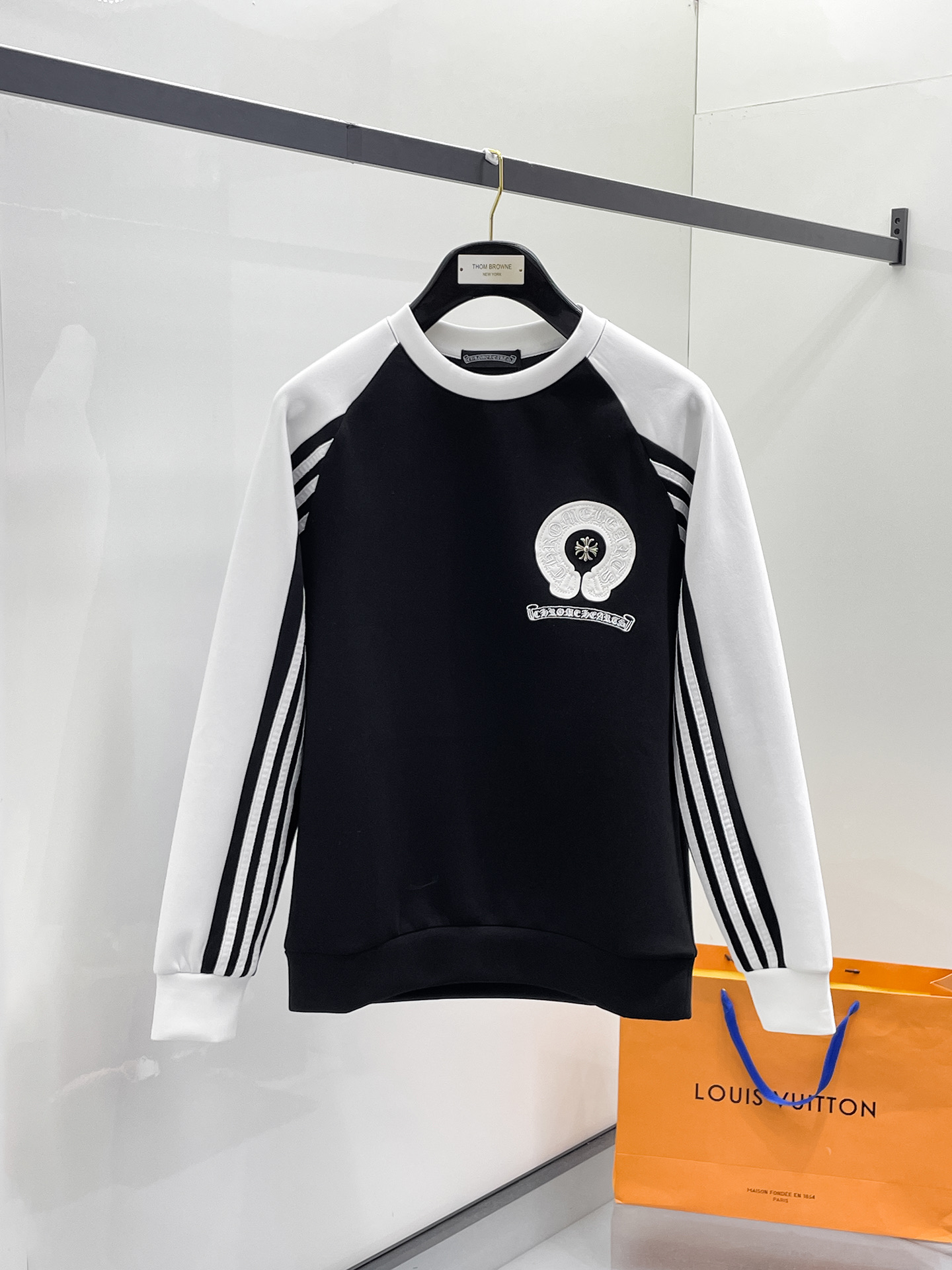 NO:657333,Kroxin 2025 Autumn and Winter Men's Letter Logo Pullover Space Cotton Sweatshirt Classic OS version, simple yet stylish. Daily sports and leisure business without pressure...Customer-supplied space knitted cotton, made through a micro-knitting three-dimensional process, the lining is as neat as scales, super texture, breathable and comfortable, the details and soft touch are invincible, the first choice for single wear and inner wear! Color White/Black Size XS/S/M/L,, chrome  hearts,hoodie,sweatshirts,alexander wang19860909克罗心 2025秋冬男士字母标识套头太空棉卫衣 经典OS版型,简约而不失格调.日常运动休闲商务毫无压力... 客供太空针织棉,经由微型针织立体工艺过程制作,内里鳞甲般工整,质感超强,透气舒适,细节感和触感柔更是无敌,单穿内搭首选! 颜色白色/黑色 尺码XS/S/M/L,,chrome hearts,hoodie,sweatshirts,alexander wang,Men's clothing