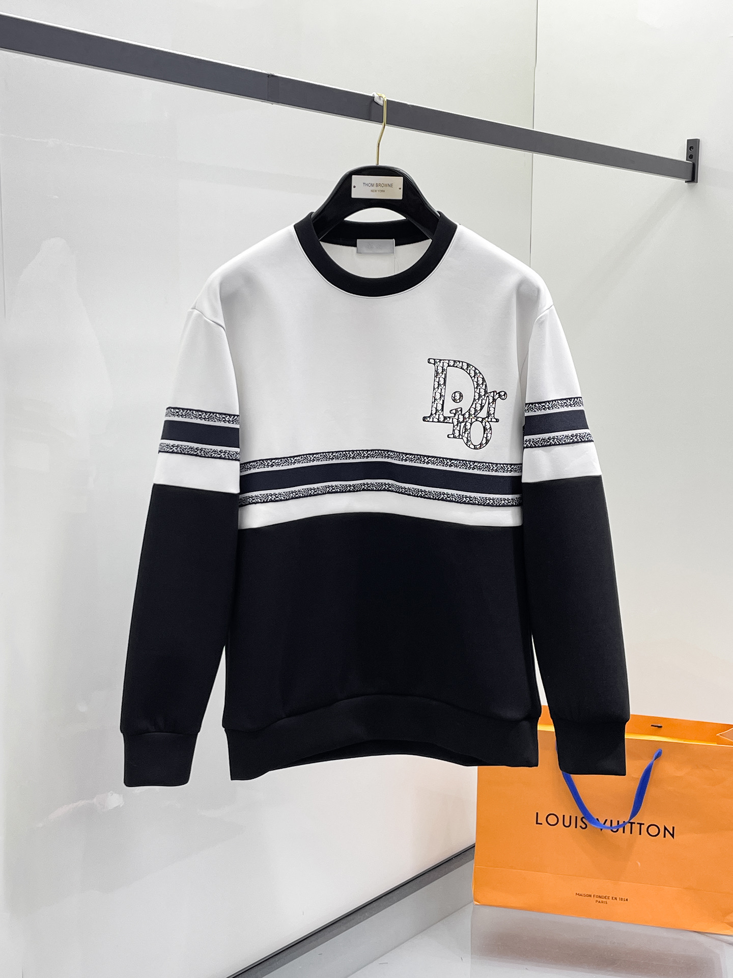 NO:657295,Dior 2025 Autumn and Winter Men's Letter Logo Pullover Space Cotton Sweatshirt Classic OS version, simple yet stylish. No pressure for daily sports, leisure and business...Customer-supplied space knitted cotton, made through a micro-knitting three-dimensional process, the inside is as neat as scales, has a super texture, is breathable and comfortable, and has an invincible sense of detail and soft touch. It is the first choice for wearing alone! Color White/Black  Size XS/S/M/L,,dior,hoodie,sweatshirts,alexander wang19860909迪奥 2025秋冬男士字母标识套头太空棉卫衣 经典OS版型,简约而不失格调.日常运动休闲商务毫无压力... 客供太空针织棉,经由微型针织立体工艺过程制作,内里鳞甲般工整,质感超强,透气舒适,细节感和触感柔更是无敌,单穿内搭首选! 颜色白色/黑色 尺码XS/S/M/L,,dior,hoodie,sweatshirts,alexander wang,Men's clothing