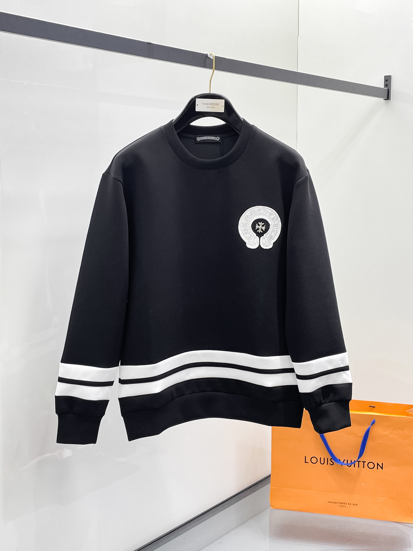 NO:657331,Kroxin 2025 Autumn and Winter Men's Letter Logo Pullover Space Cotton Sweatshirt Classic OS version, simple yet stylish. Daily sports and leisure business without pressure...Customer-supplied space knitted cotton, made through a micro-knitting three-dimensional process, the lining is as neat as scales, super texture, breathable and comfortable, the details and soft touch are invincible, the first choice for single wear and inner wear! Color White/Black Size XS/S/M/L,, chrome  hearts,hoodie,sweatshirts,alexander wang19860909克罗心 2025秋冬男士字母标识套头太空棉卫衣 经典OS版型,简约而不失格调.日常运动休闲商务毫无压力... 客供太空针织棉,经由微型针织立体工艺过程制作,内里鳞甲般工整,质感超强,透气舒适,细节感和触感柔更是无敌,单穿内搭首选! 颜色白色/黑色 尺码XS/S/M/L,,chrome hearts,hoodie,sweatshirts,alexander wang,Men's clothing