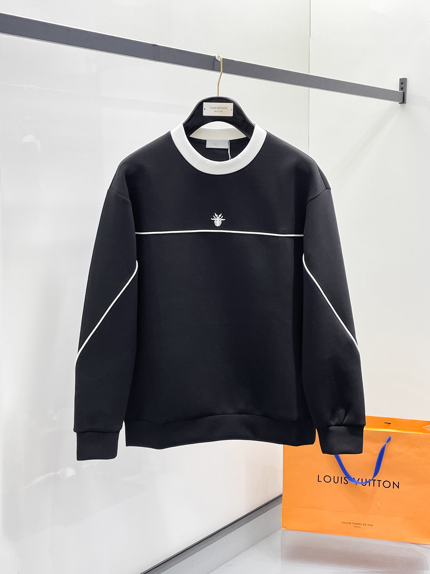 NO:657324,Dior 2025 Autumn and Winter Men's Letter Logo Pullover Space Cotton Sweatshirt Classic OS version, simple yet stylish. No pressure for daily sports, leisure and business...Customer-supplied space knitted cotton, made through a micro-knitting three-dimensional process, the inside is as neat as scales, has a super texture, is breathable and comfortable, and has an invincible sense of detail and soft touch. It is the first choice for wearing alone! Color White/Black  Size XS/S/M/L,,dior,hoodie,sweatshirts,alexander wang19860909迪奥 2025秋冬男士字母标识套头太空棉卫衣 经典OS版型,简约而不失格调.日常运动休闲商务毫无压力... 客供太空针织棉,经由微型针织立体工艺过程制作,内里鳞甲般工整,质感超强,透气舒适,细节感和触感柔更是无敌,单穿内搭首选! 颜色白色/黑色 尺码XS/S/M/L,,dior,hoodie,sweatshirts,alexander wang,Men's clothing