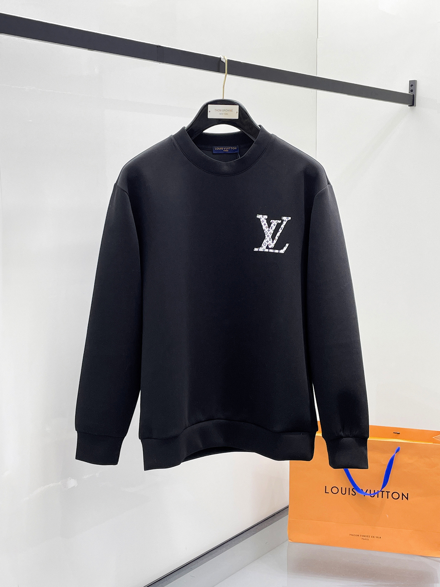 NO:657321,LV 2025 autumn and winter men's letter logo pullover space cotton sweatshirt. Classic OS version, simple yet stylish. Daily sports and leisure business without pressure...Customer-supplied space knitted cotton, made through micro-knitting three-dimensional process, the inside is as neat as scales, super texture, breathable and comfortable, the details and soft touch are invincible, the first choice for single wear and inner wear! Color white/black, size XS/S/M/L,, louis  vuitton,hoodie,sweatshirts,alexander wang19860909LV 2025秋冬男士字母标识套头太空棉卫衣 经典OS版型,简约而不失格调.日常运动休闲商务毫无压力... 客供太空针织棉,经由微型针织立体工艺过程制作,内里鳞甲般工整,质感超强,透气舒适,细节感和触感柔更是无敌,单穿内搭首选! 颜色白色/黑色 尺码XS/S/M/L,,louis vuitton,hoodie,sweatshirts,alexander wang,Men's clothing