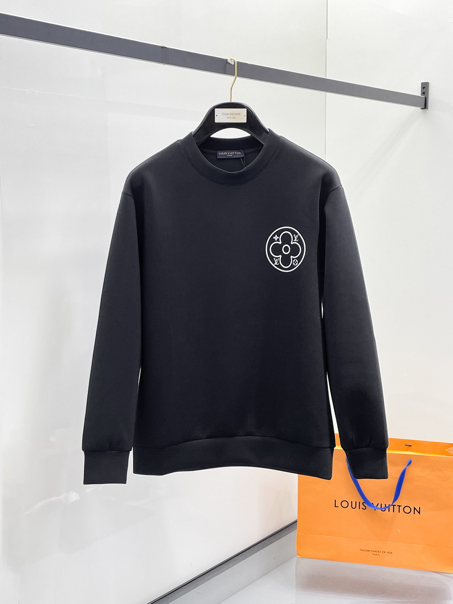 NO:657311,LV 2025 autumn and winter men's letter logo pullover space cotton sweatshirt. Classic OS version, simple yet stylish. Daily sports and leisure business without pressure...Customer-supplied space knitted cotton, made through micro-knitting three-dimensional process, the inside is as neat as scales, super texture, breathable and comfortable, the details and soft touch are invincible, the first choice for single wear and inner wear! Color white/black, size XS/S/M/L,, louis  vuitton,hoodie,sweatshirts,alexander wang19860909LV 2025秋冬男士字母标识套头太空棉卫衣 经典OS版型,简约而不失格调.日常运动休闲商务毫无压力... 客供太空针织棉,经由微型针织立体工艺过程制作,内里鳞甲般工整,质感超强,透气舒适,细节感和触感柔更是无敌,单穿内搭首选! 颜色白色/黑色 尺码XS/S/M/L,,louis vuitton,hoodie,sweatshirts,alexander wang,Men's clothing