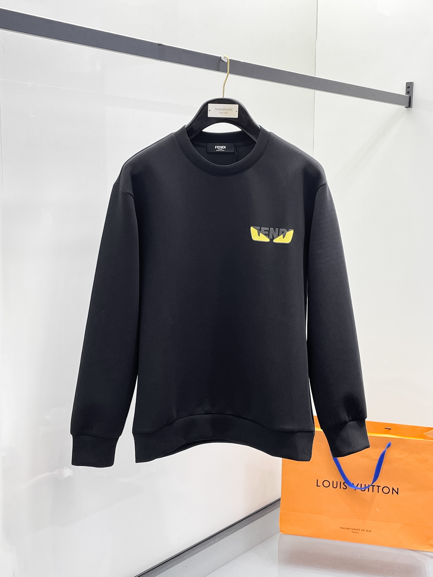 NO:657323,Fendi 2025 Autumn and Winter Men's Letter Logo Pullover Space Cotton Sweatshirt Classic OS version, simple yet stylish. Daily sports and leisure business without pressure...Customer-supplied space knitted cotton, made through a micro-knitting three-dimensional process, the inside is as neat as scales, super texture, breathable and comfortable, the details and soft touch are invincible, the first choice for wearing alone! Color White/Black  Size XS/S/M/L,,fendi,hoodie,sweatshirts,alexander wang19860909芬迪 2025秋冬男士字母标识套头太空棉卫衣 经典OS版型,简约而不失格调.日常运动休闲商务毫无压力... 客供太空针织棉,经由微型针织立体工艺过程制作,内里鳞甲般工整,质感超强,透气舒适,细节感和触感柔更是无敌,单穿内搭首选! 颜色白色/黑色 尺码XS/S/M/L,,fendi,hoodie,sweatshirts,alexander wang,Men's clothing