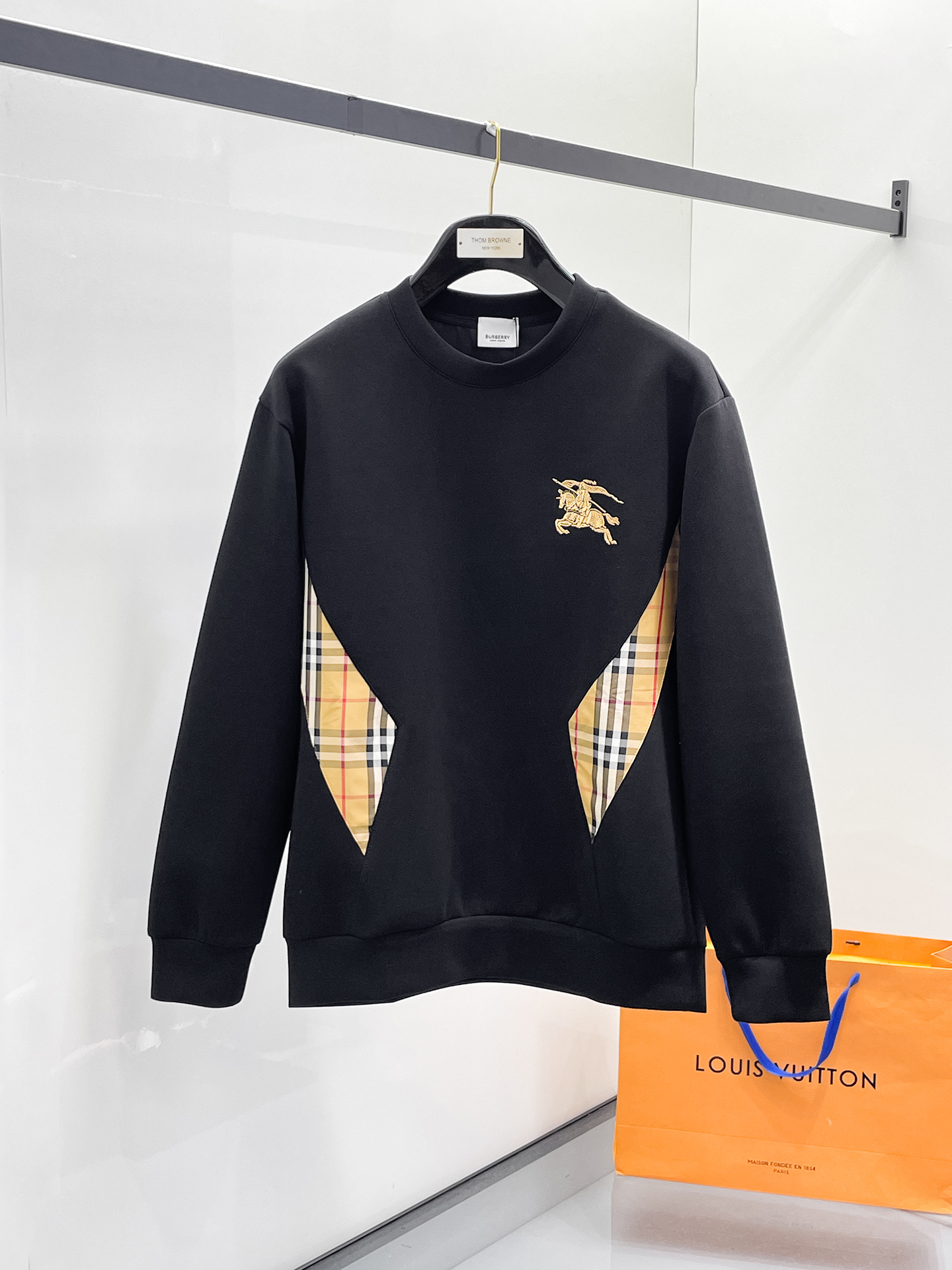 NO:657303,Burberry 2025 Autumn and Winter Men's Letter Logo Pullover Space Cotton Sweatshirt Classic OS version, simple yet stylish. Daily sports and leisure business without pressure...Customer-supplied space knitted cotton, made through a micro-knitting three-dimensional process, the inside is as neat as scales, super texture, breathable and comfortable, the details and soft touch are invincible, the first choice for wearing alone! Color White/Black  Size XS/S/M/L,,burberry,hoodie,sweatshirts,alexander wang19860909巴宝莉 2025秋冬男士字母标识套头太空棉卫衣 经典OS版型,简约而不失格调.日常运动休闲商务毫无压力... 客供太空针织棉,经由微型针织立体工艺过程制作,内里鳞甲般工整,质感超强,透气舒适,细节感和触感柔更是无敌,单穿内搭首选! 颜色白色/黑色 尺码XS/S/M/L,,burberry,hoodie,sweatshirts,alexander wang,Men's clothing