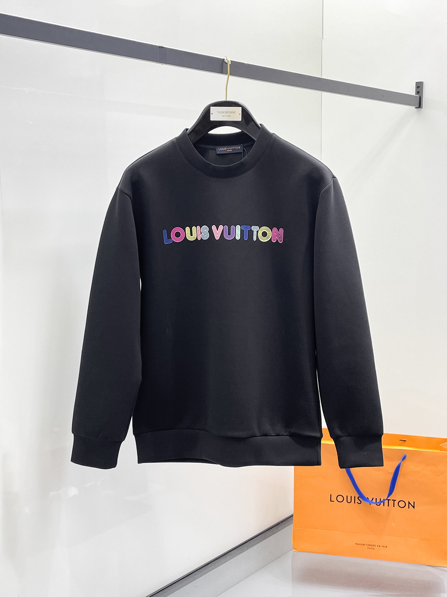 NO:657281,LV 2025 autumn and winter men's letter logo pullover space cotton sweatshirt. Classic OS version, simple yet stylish. Daily sports and leisure business without pressure...Customer-supplied space knitted cotton, made through micro-knitting three-dimensional process, the inside is as neat as scales, super texture, breathable and comfortable, the details and soft touch are invincible, the first choice for single wear and inner wear! Color white/black, size XS/S/M/L,, louis  vuitton,hoodie,sweatshirts,alexander wang19860909LV 2025秋冬男士字母标识套头太空棉卫衣 经典OS版型,简约而不失格调.日常运动休闲商务毫无压力... 客供太空针织棉,经由微型针织立体工艺过程制作,内里鳞甲般工整,质感超强,透气舒适,细节感和触感柔更是无敌,单穿内搭首选! 颜色白色/黑色 尺码XS/S/M/L,,louis vuitton,hoodie,sweatshirts,alexander wang,Men's clothing