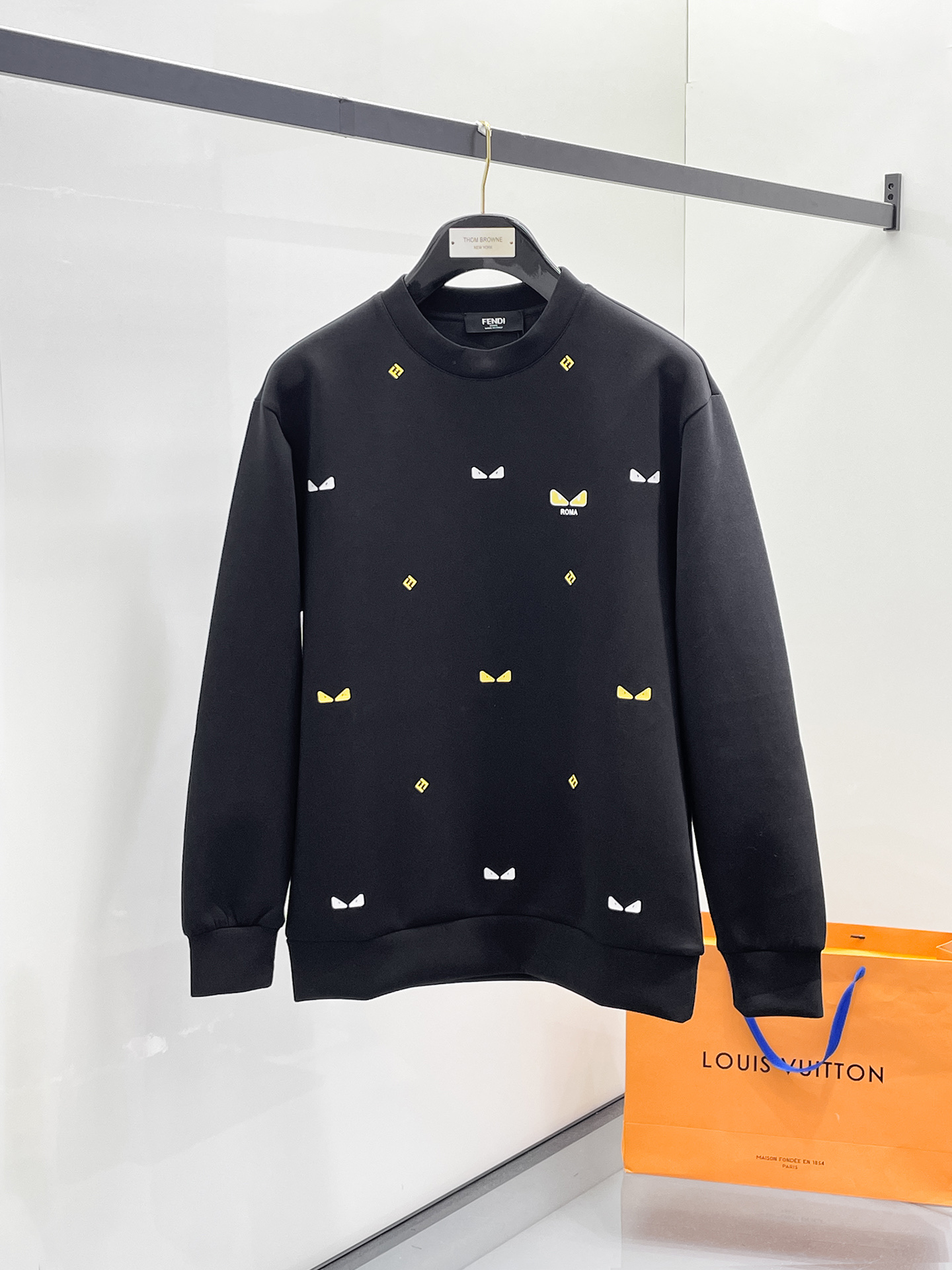 NO:657290,Fendi 2025 Autumn and Winter Men's Letter Logo Pullover Space Cotton Sweatshirt Classic OS version, simple yet stylish. Daily sports and leisure business without pressure...Customer-supplied space knitted cotton, made through a micro-knitting three-dimensional process, the inside is as neat as scales, super texture, breathable and comfortable, the details and soft touch are invincible, the first choice for wearing alone! Color White/Black  Size XS/S/M/L,,fendi,hoodie,sweatshirts,alexander wang19860909芬迪 2025秋冬男士字母标识套头太空棉卫衣 经典OS版型,简约而不失格调.日常运动休闲商务毫无压力... 客供太空针织棉,经由微型针织立体工艺过程制作,内里鳞甲般工整,质感超强,透气舒适,细节感和触感柔更是无敌,单穿内搭首选! 颜色白色/黑色 尺码XS/S/M/L,,fendi,hoodie,sweatshirts,alexander wang,Men's clothing