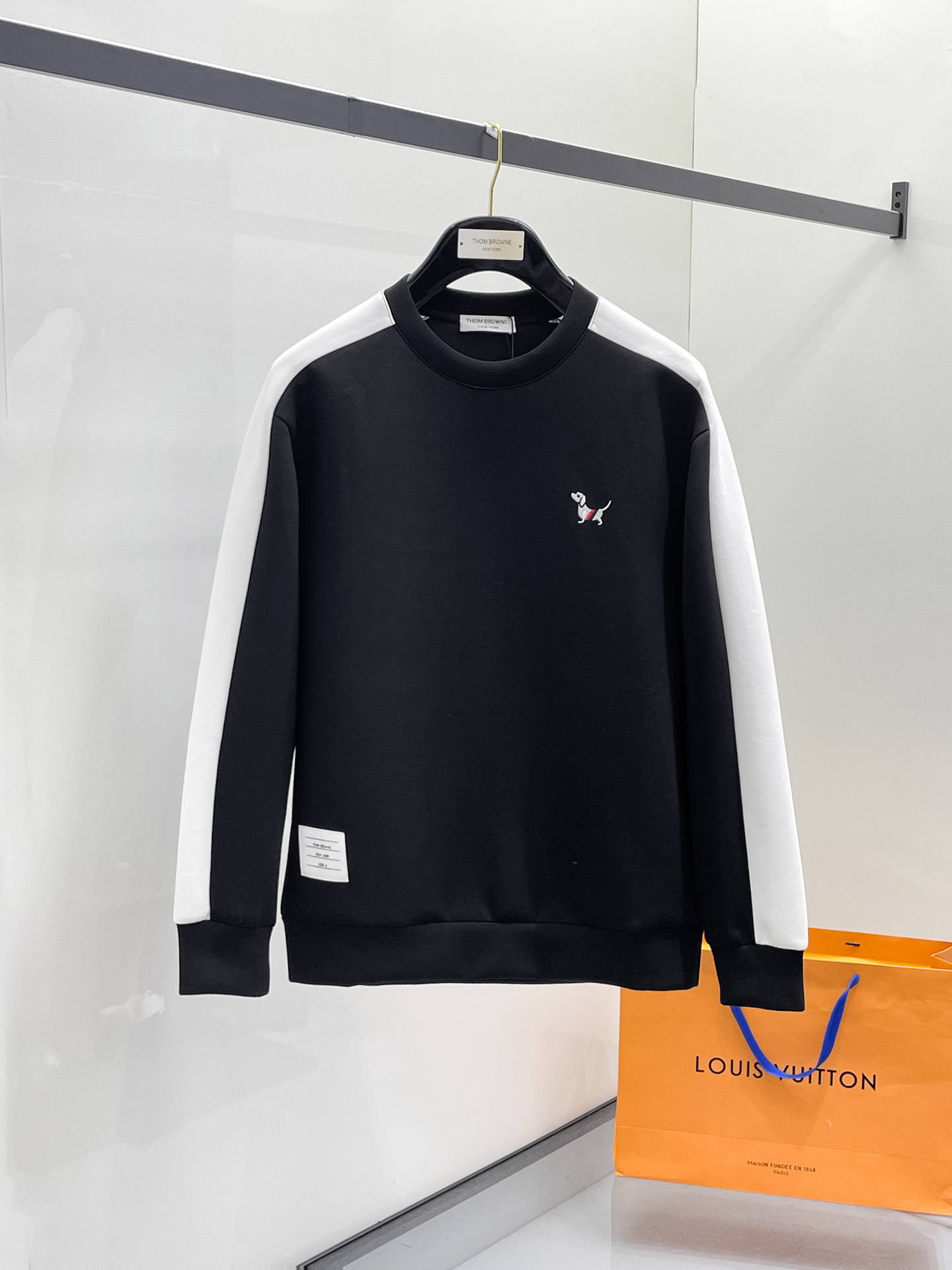 NO:657280,TB 2025 Autumn and Winter Men's Letter Logo Pullover Space Cotton Sweatshirt Classic OS version, simple yet stylish. Daily sports and leisure business without pressure...Customer-supplied space knitted cotton, made through a micro-knitting three-dimensional process, the inner lining is as neat as scales, super texture, breathable and comfortable, with an invincible sense of detail and soft touch. It is the first choice for single wear and inner wear! Color White/Black  Size XS/S/M/L,,hoodie,sweatshirts,alexander wang19860909TB 2025秋冬男士字母标识套头太空棉卫衣 经典OS版型,简约而不失格调.日常运动休闲商务毫无压力... 客供太空针织棉,经由微型针织立体工艺过程制作,内里鳞甲般工整,质感超强,透气舒适,细节感和触感柔更是无敌,单穿内搭首选! 颜色白色/黑色 尺码XS/S/M/L,,hoodie,sweatshirts,alexander wang,Men's clothing