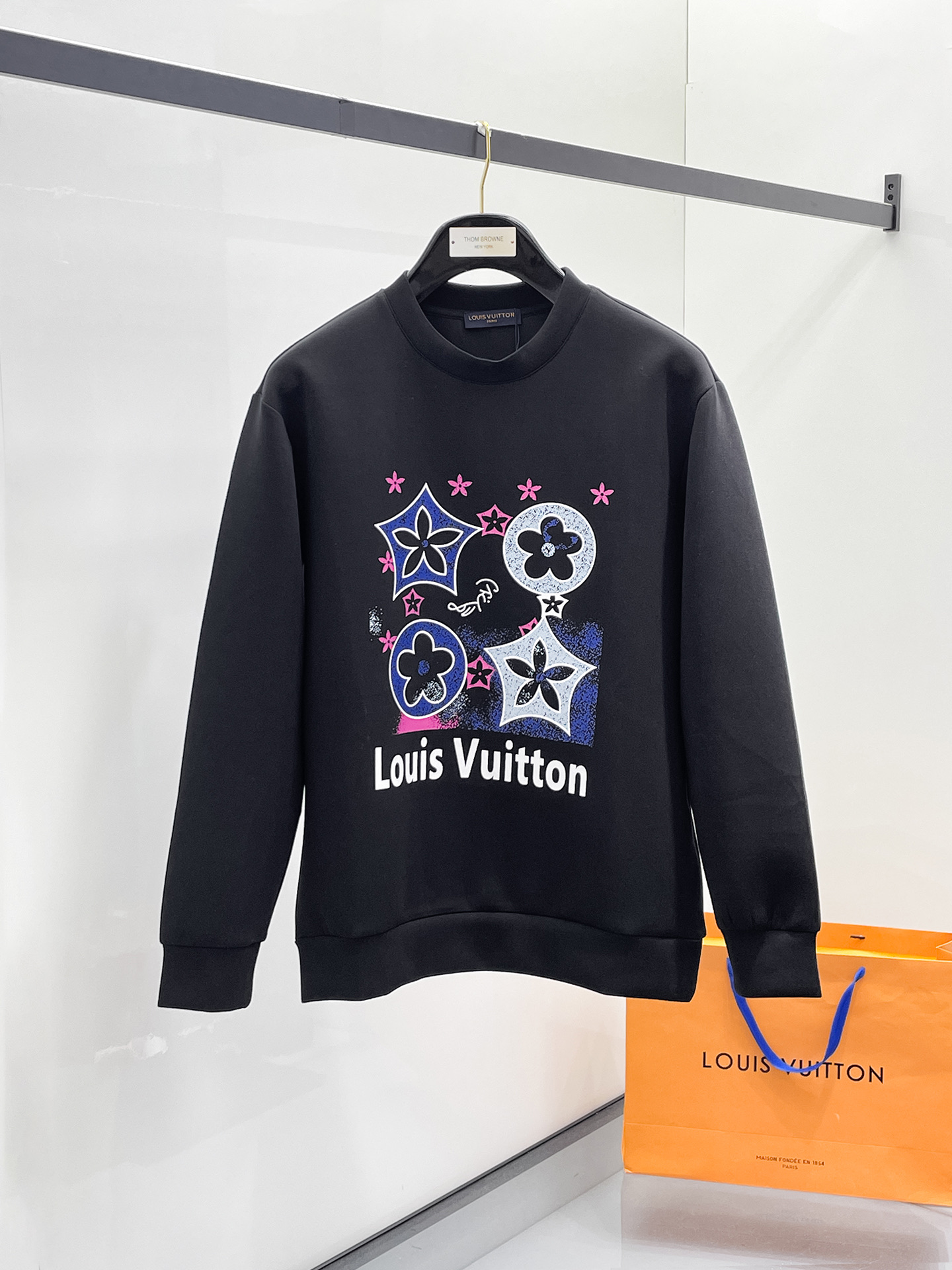 NO:657294,LV 2025 autumn and winter men's letter logo pullover space cotton sweatshirt. Classic OS version, simple yet stylish. Daily sports and leisure business without pressure...Customer-supplied space knitted cotton, made through micro-knitting three-dimensional process, the inside is as neat as scales, super texture, breathable and comfortable, the details and soft touch are invincible, the first choice for single wear and inner wear! Color white/black, size XS/S/M/L,, louis  vuitton,hoodie,sweatshirts,alexander wang19860909LV 2025秋冬男士字母标识套头太空棉卫衣 经典OS版型,简约而不失格调.日常运动休闲商务毫无压力... 客供太空针织棉,经由微型针织立体工艺过程制作,内里鳞甲般工整,质感超强,透气舒适,细节感和触感柔更是无敌,单穿内搭首选! 颜色白色/黑色 尺码XS/S/M/L,,louis vuitton,hoodie,sweatshirts,alexander wang,Men's clothing