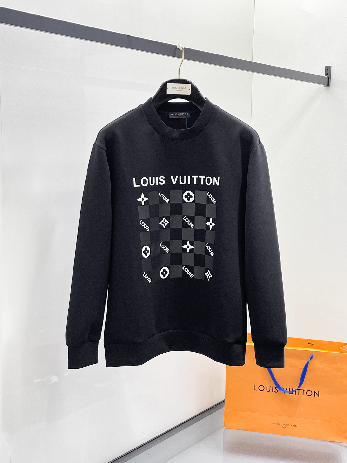 NO:657252,LV 2025 autumn and winter men's letter logo pullover space cotton sweatshirt. Classic OS version, simple yet stylish. Daily sports and leisure business without pressure...Customer-supplied space knitted cotton, made through micro-knitting three-dimensional process, the inside is as neat as scales, super texture, breathable and comfortable, the details and soft touch are invincible, the first choice for single wear and inner wear! Color white/black, size XS/S/M/L,, louis  vuitton,hoodie,sweatshirts,alexander wang19860909LV 2025秋冬男士字母标识套头太空棉卫衣 经典OS版型,简约而不失格调.日常运动休闲商务毫无压力... 客供太空针织棉,经由微型针织立体工艺过程制作,内里鳞甲般工整,质感超强,透气舒适,细节感和触感柔更是无敌,单穿内搭首选! 颜色白色/黑色 尺码XS/S/M/L,,louis vuitton,hoodie,sweatshirts,alexander wang,Men's clothing