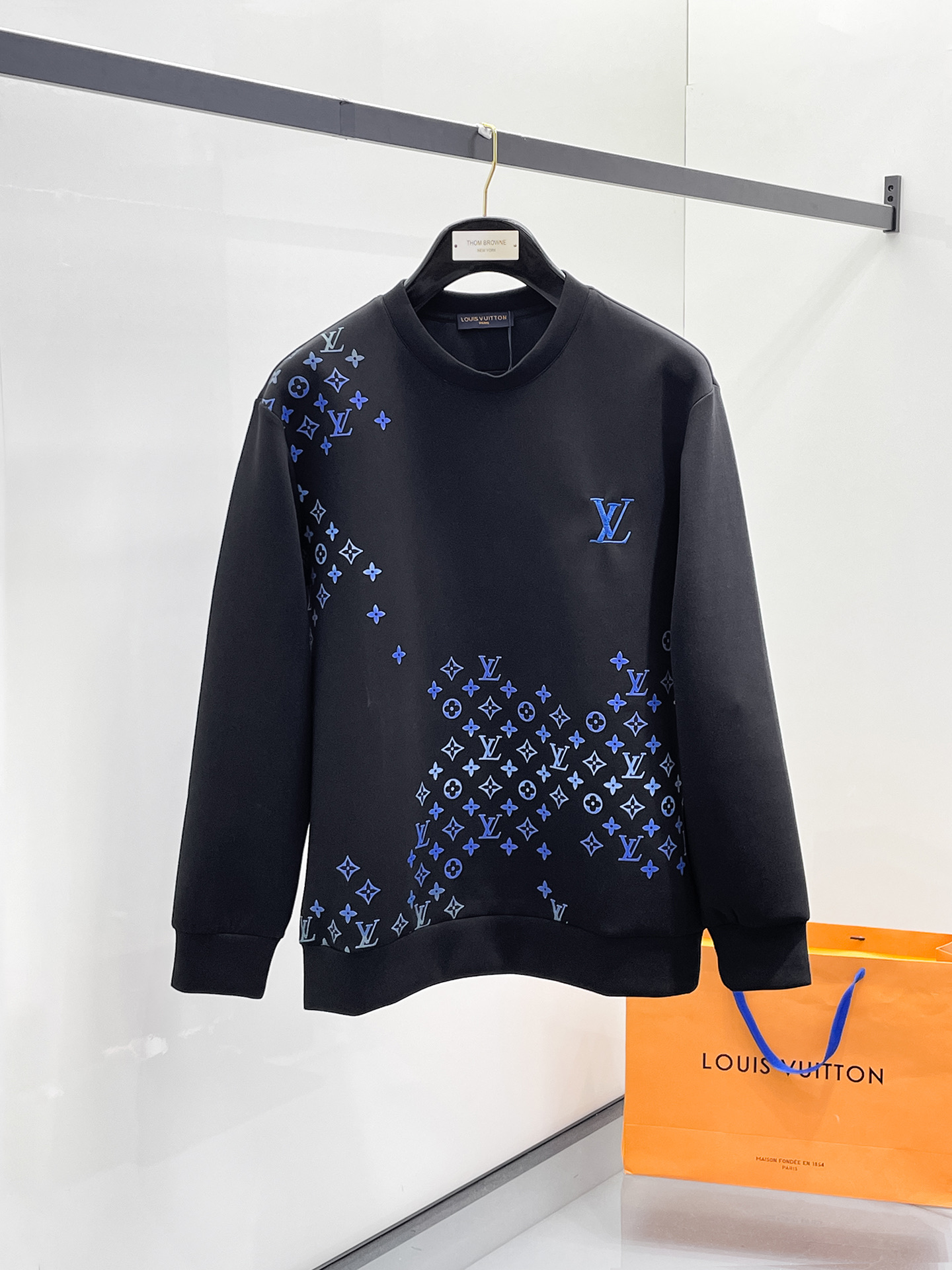 NO:657272,LV 2025 autumn and winter men's letter logo pullover space cotton sweatshirt. Classic OS version, simple yet stylish. Daily sports and leisure business without pressure...Customer-supplied space knitted cotton, made through micro-knitting three-dimensional process, the inside is as neat as scales, super texture, breathable and comfortable, the details and soft touch are invincible, the first choice for single wear and inner wear! Color white/black, size XS/S/M/L,, louis  vuitton,hoodie,sweatshirts,alexander wang19860909LV 2025秋冬男士字母标识套头太空棉卫衣 经典OS版型,简约而不失格调.日常运动休闲商务毫无压力... 客供太空针织棉,经由微型针织立体工艺过程制作,内里鳞甲般工整,质感超强,透气舒适,细节感和触感柔更是无敌,单穿内搭首选! 颜色白色/黑色 尺码XS/S/M/L,,louis vuitton,hoodie,sweatshirts,alexander wang,Men's clothing
