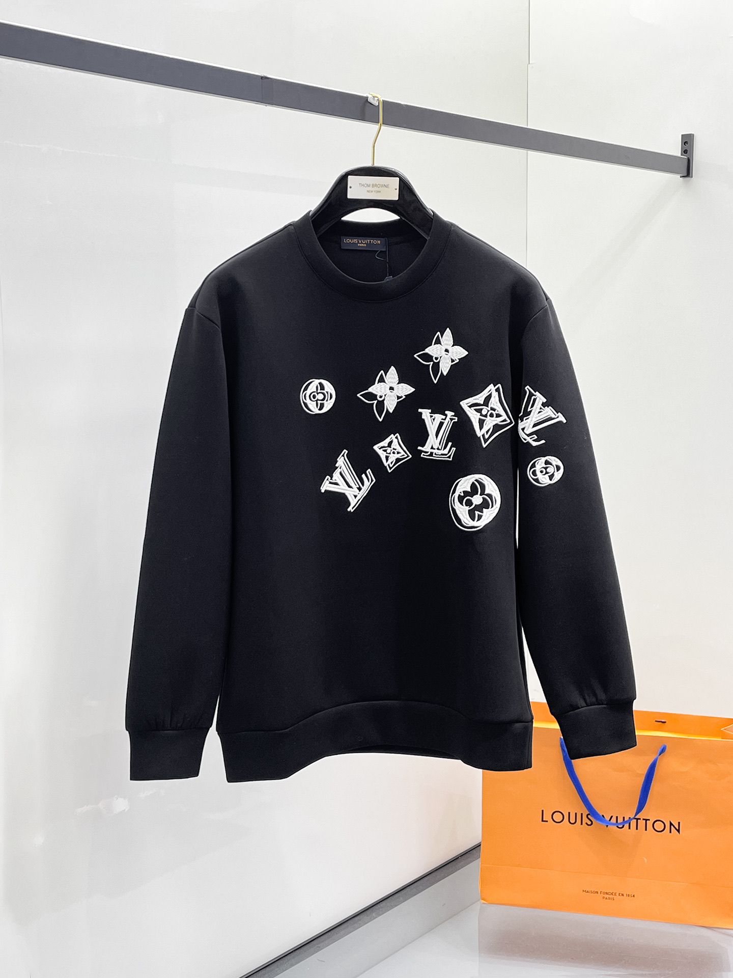 NO:657264,LV 2025 autumn and winter men's letter logo pullover space cotton sweatshirt. Classic OS version, simple yet stylish. Daily sports and leisure business without pressure...Customer-supplied space knitted cotton, made through micro-knitting three-dimensional process, the inside is as neat as scales, super texture, breathable and comfortable, the details and soft touch are invincible, the first choice for single wear and inner wear! Color white/black, size XS/S/M/L,, louis  vuitton,hoodie,sweatshirts,alexander wang19860909LV 2025秋冬男士字母标识套头太空棉卫衣 经典OS版型,简约而不失格调.日常运动休闲商务毫无压力... 客供太空针织棉,经由微型针织立体工艺过程制作,内里鳞甲般工整,质感超强,透气舒适,细节感和触感柔更是无敌,单穿内搭首选! 颜色白色/黑色 尺码XS/S/M/L,,louis vuitton,hoodie,sweatshirts,alexander wang,Men's clothing