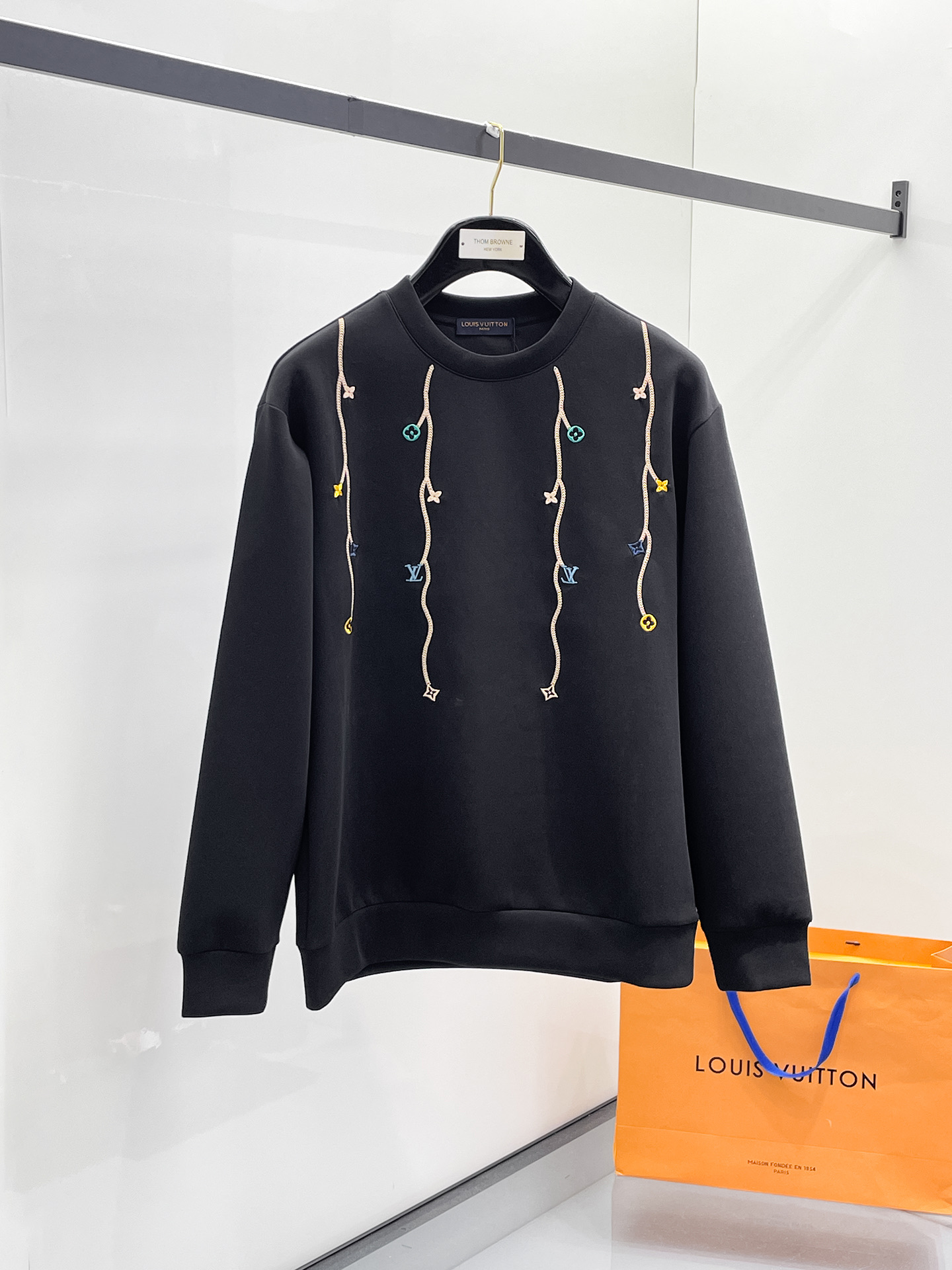 NO:657240,LV 2025 autumn and winter men's letter logo pullover space cotton sweatshirt. Classic OS version, simple yet stylish. Daily sports and leisure business without pressure...Customer-supplied space knitted cotton, made through micro-knitting three-dimensional process, the inside is as neat as scales, super texture, breathable and comfortable, the details and soft touch are invincible, the first choice for single wear and inner wear! Color white/black, size XS/S/M/L,, louis  vuitton,hoodie,sweatshirts,alexander wang19860909LV 2025秋冬男士字母标识套头太空棉卫衣 经典OS版型,简约而不失格调.日常运动休闲商务毫无压力... 客供太空针织棉,经由微型针织立体工艺过程制作,内里鳞甲般工整,质感超强,透气舒适,细节感和触感柔更是无敌,单穿内搭首选! 颜色白色/黑色 尺码XS/S/M/L,,louis vuitton,hoodie,sweatshirts,alexander wang,Men's clothing