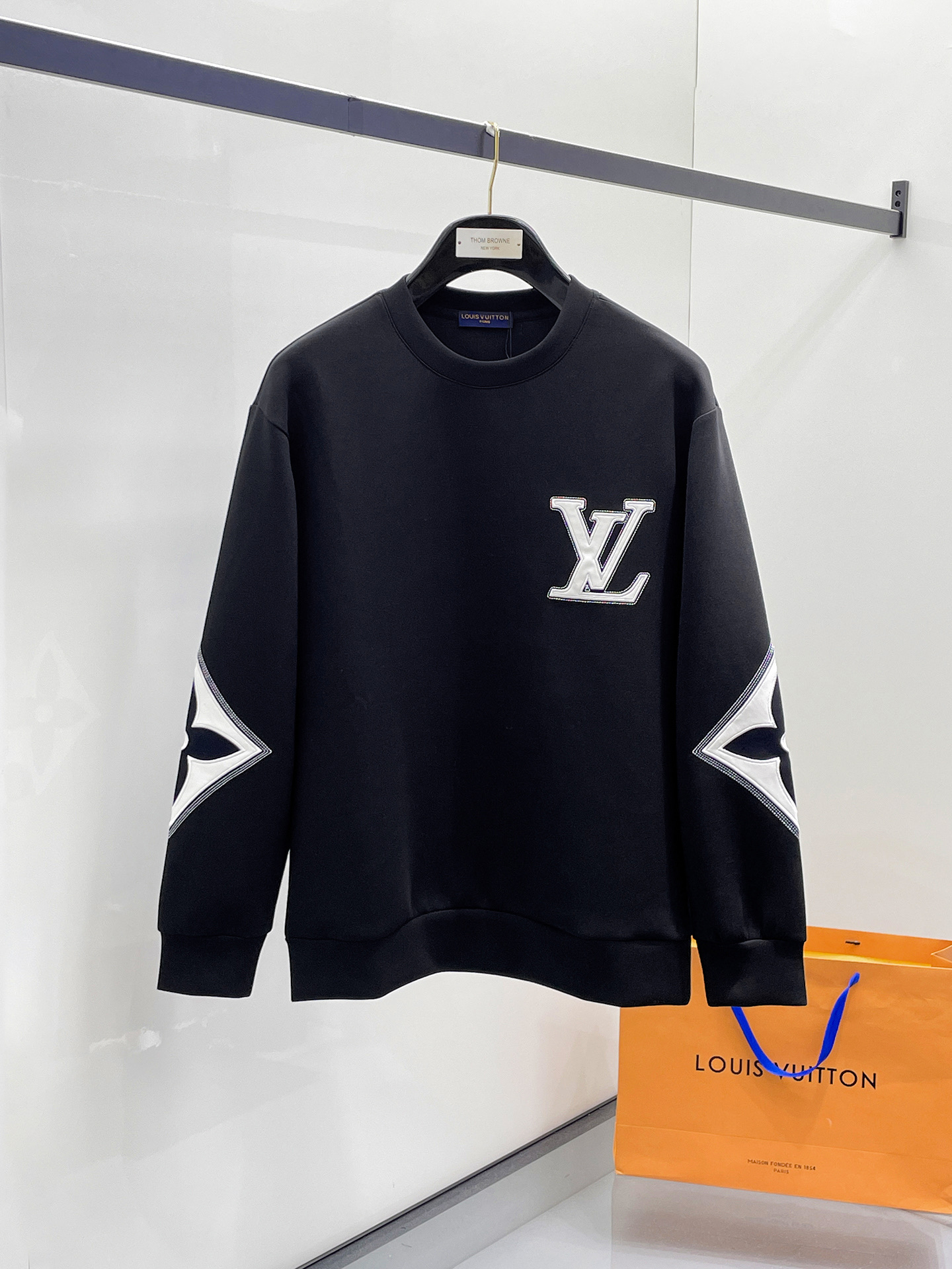 NO:657232,LV 2025 autumn and winter men's letter logo pullover space cotton sweatshirt. Classic OS version, simple yet stylish. Daily sports and leisure business without pressure...Customer-supplied space knitted cotton, made through micro-knitting three-dimensional process, the inside is as neat as scales, super texture, breathable and comfortable, the details and soft touch are invincible, the first choice for single wear and inner wear! Color white/black, size XS/S/M/L,, louis  vuitton,hoodie,sweatshirts,alexander wang19860909LV 2025秋冬男士字母标识套头太空棉卫衣 经典OS版型,简约而不失格调.日常运动休闲商务毫无压力... 客供太空针织棉,经由微型针织立体工艺过程制作,内里鳞甲般工整,质感超强,透气舒适,细节感和触感柔更是无敌,单穿内搭首选! 颜色白色/黑色 尺码XS/S/M/L,,louis vuitton,hoodie,sweatshirts,alexander wang,Men's clothing