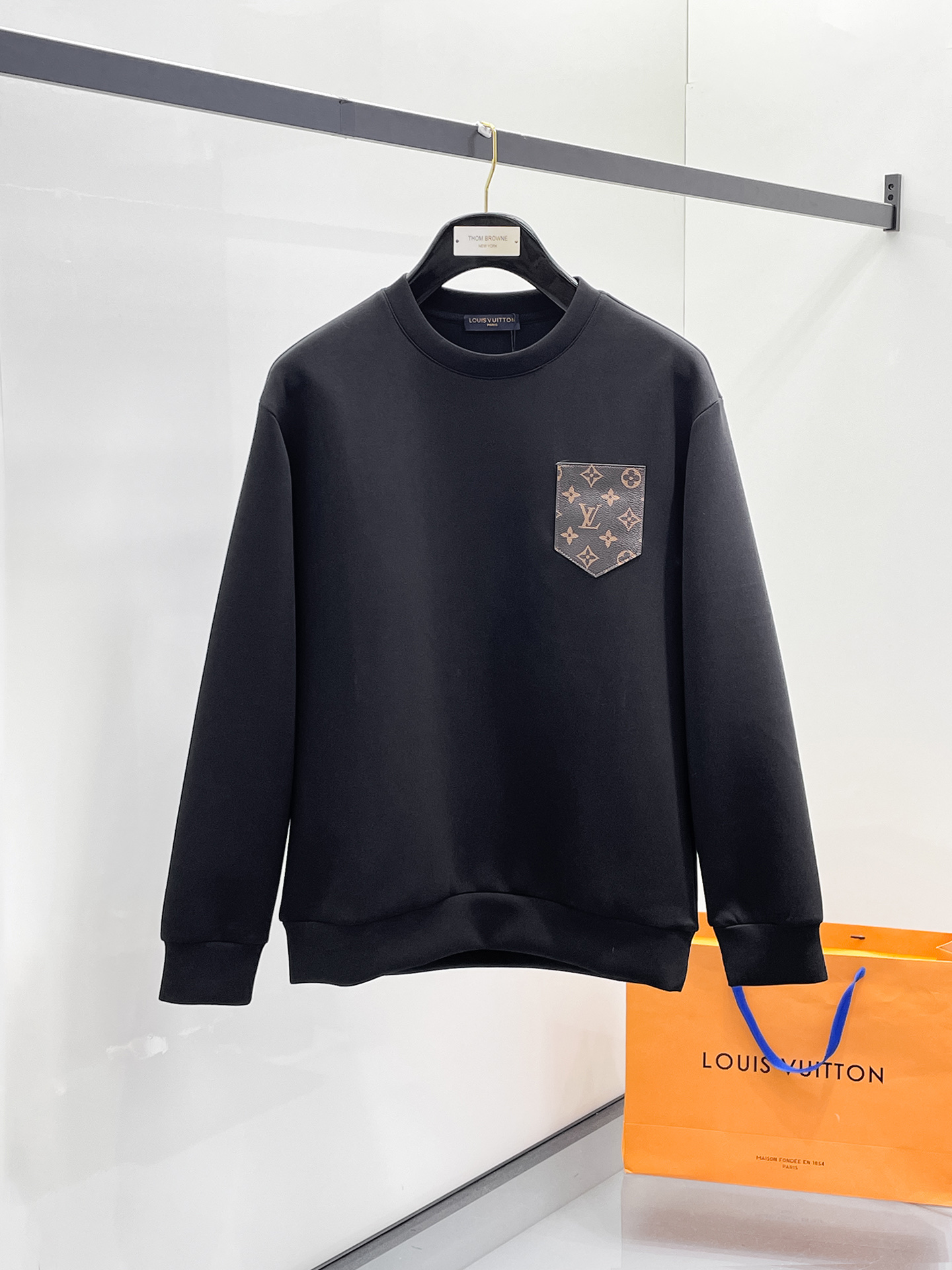 NO:657285,LV 2025 autumn and winter men's letter logo pullover space cotton sweatshirt. Classic OS version, simple yet stylish. Daily sports and leisure business without pressure...Customer-supplied space knitted cotton, made through micro-knitting three-dimensional process, the inside is as neat as scales, super texture, breathable and comfortable, the details and soft touch are invincible, the first choice for single wear and inner wear! Color white/black, size XS/S/M/L,, louis  vuitton,hoodie,sweatshirts,alexander wang19860909LV 2025秋冬男士字母标识套头太空棉卫衣 经典OS版型,简约而不失格调.日常运动休闲商务毫无压力... 客供太空针织棉,经由微型针织立体工艺过程制作,内里鳞甲般工整,质感超强,透气舒适,细节感和触感柔更是无敌,单穿内搭首选! 颜色白色/黑色 尺码XS/S/M/L,,louis vuitton,hoodie,sweatshirts,alexander wang,Men's clothing