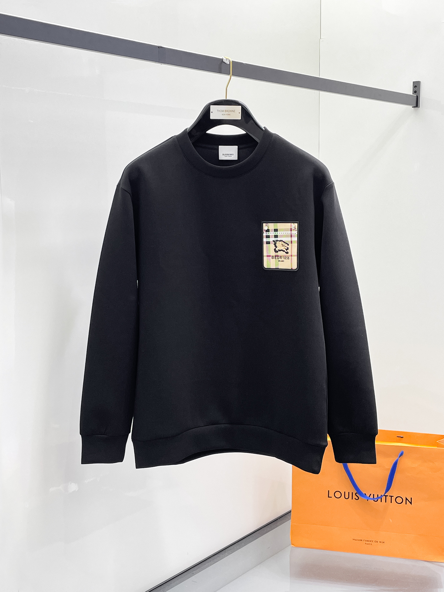 NO:657237,Burberry 2025 Autumn and Winter Men's Letter Logo Pullover Space Cotton Sweatshirt Classic OS version, simple yet stylish. Daily sports and leisure business without pressure...Customer-supplied space knitted cotton, made through a micro-knitting three-dimensional process, the inside is as neat as scales, super texture, breathable and comfortable, the details and soft touch are invincible, the first choice for wearing alone! Color White/Black  Size XS/S/M/L,,burberry,hoodie,sweatshirts,alexander wang19860909巴宝莉 2025秋冬男士字母标识套头太空棉卫衣 经典OS版型,简约而不失格调.日常运动休闲商务毫无压力... 客供太空针织棉,经由微型针织立体工艺过程制作,内里鳞甲般工整,质感超强,透气舒适,细节感和触感柔更是无敌,单穿内搭首选! 颜色白色/黑色 尺码XS/S/M/L,,burberry,hoodie,sweatshirts,alexander wang,Men's clothing