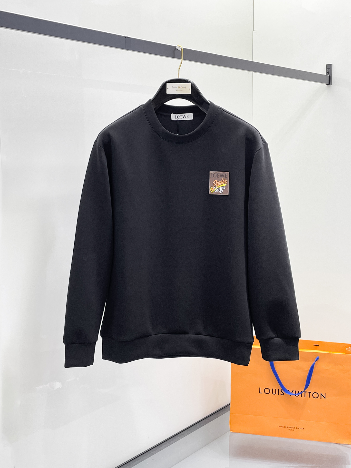 NO:657258,Loewe 2025 Autumn and Winter Men's Letter Logo Pullover Space Cotton Sweatshirt Classic OS version, simple yet stylish. Daily sports and leisure business without pressure...Customer-supplied space knitted cotton, made through a micro-knitting three-dimensional process, the inside is as neat as scales, super texture, breathable and comfortable, with an invincible sense of detail and soft touch. It is the first choice for single wear and inner wear! Color White/Black  Size XS/S/M/L,,loewe,hoodie,sweatshirts,alexander wang19860909罗意威 2025秋冬男士字母标识套头太空棉卫衣 经典OS版型,简约而不失格调.日常运动休闲商务毫无压力... 客供太空针织棉,经由微型针织立体工艺过程制作,内里鳞甲般工整,质感超强,透气舒适,细节感和触感柔更是无敌,单穿内搭首选! 颜色白色/黑色 尺码XS/S/M/L,,loewe,hoodie,sweatshirts,alexander wang,Men's clothing