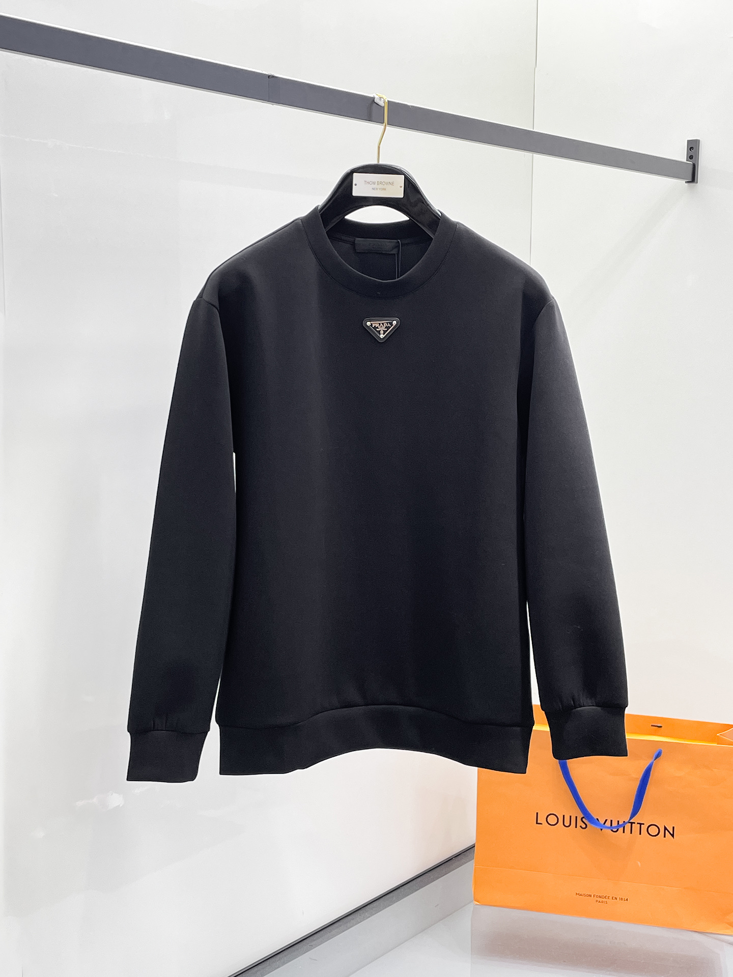 NO:657246,Prada 2025 Autumn and Winter Men's Letter Logo Pullover Space Cotton Sweatshirt Classic OS version, simple yet stylish. No pressure for daily sports, leisure and business...Customer-supplied space knitted cotton, made through a micro-knitting three-dimensional process. The inside is as neat as scales, with super texture, breathable and comfortable, and an invincible sense of detail and soft touch. It is the first choice for wearing alone! Color White/Black  Size XS/S/M/L,,prada,hoodie,sweatshirts,alexander wang19860909普拉达 2025秋冬男士字母标识套头太空棉卫衣 经典OS版型,简约而不失格调.日常运动休闲商务毫无压力... 客供太空针织棉,经由微型针织立体工艺过程制作,内里鳞甲般工整,质感超强,透气舒适,细节感和触感柔更是无敌,单穿内搭首选! 颜色白色/黑色 尺码XS/S/M/L,,prada,hoodie,sweatshirts,alexander wang,Men's clothing